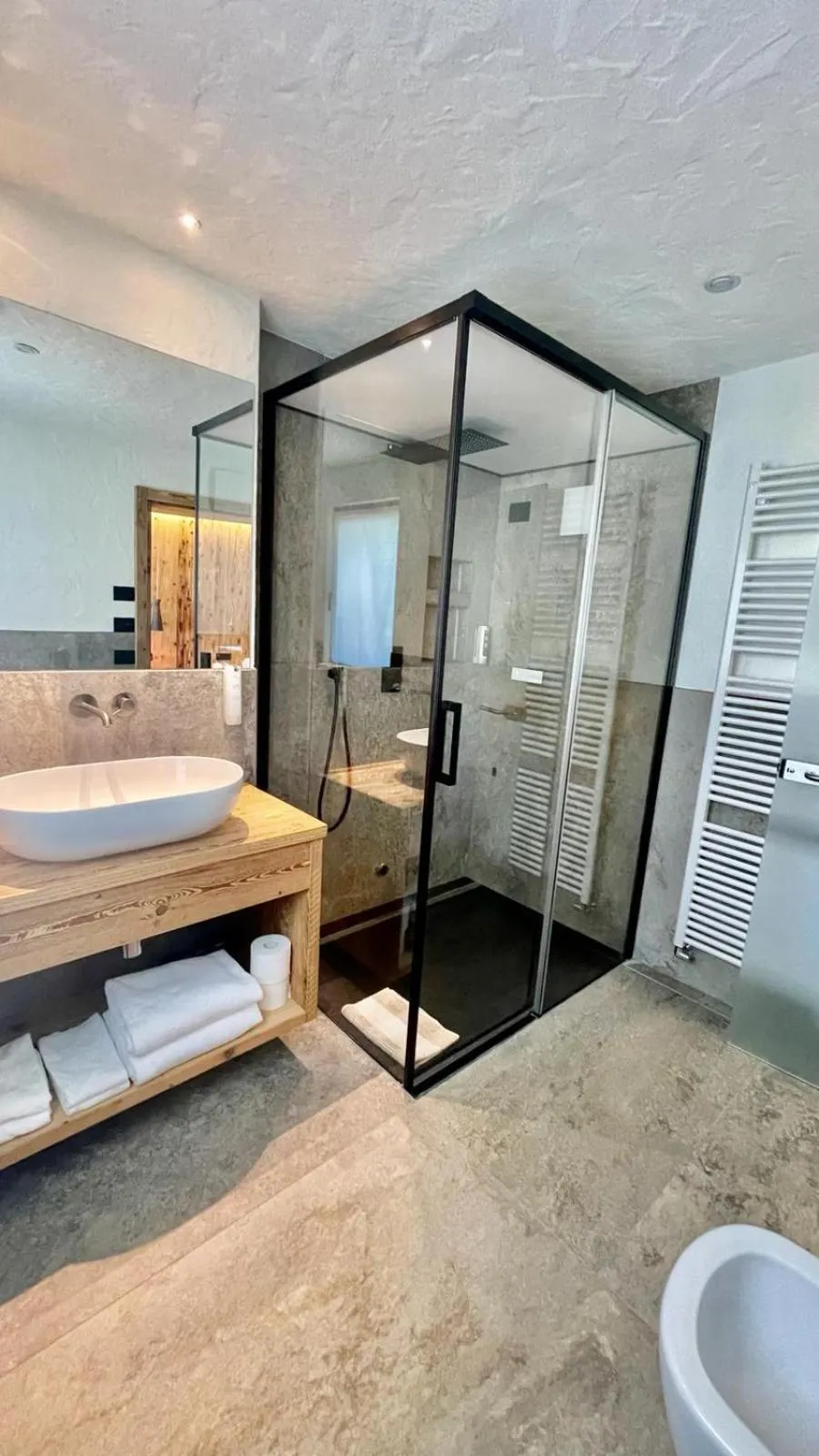 Shower, Bed in Hotel Pontiglia