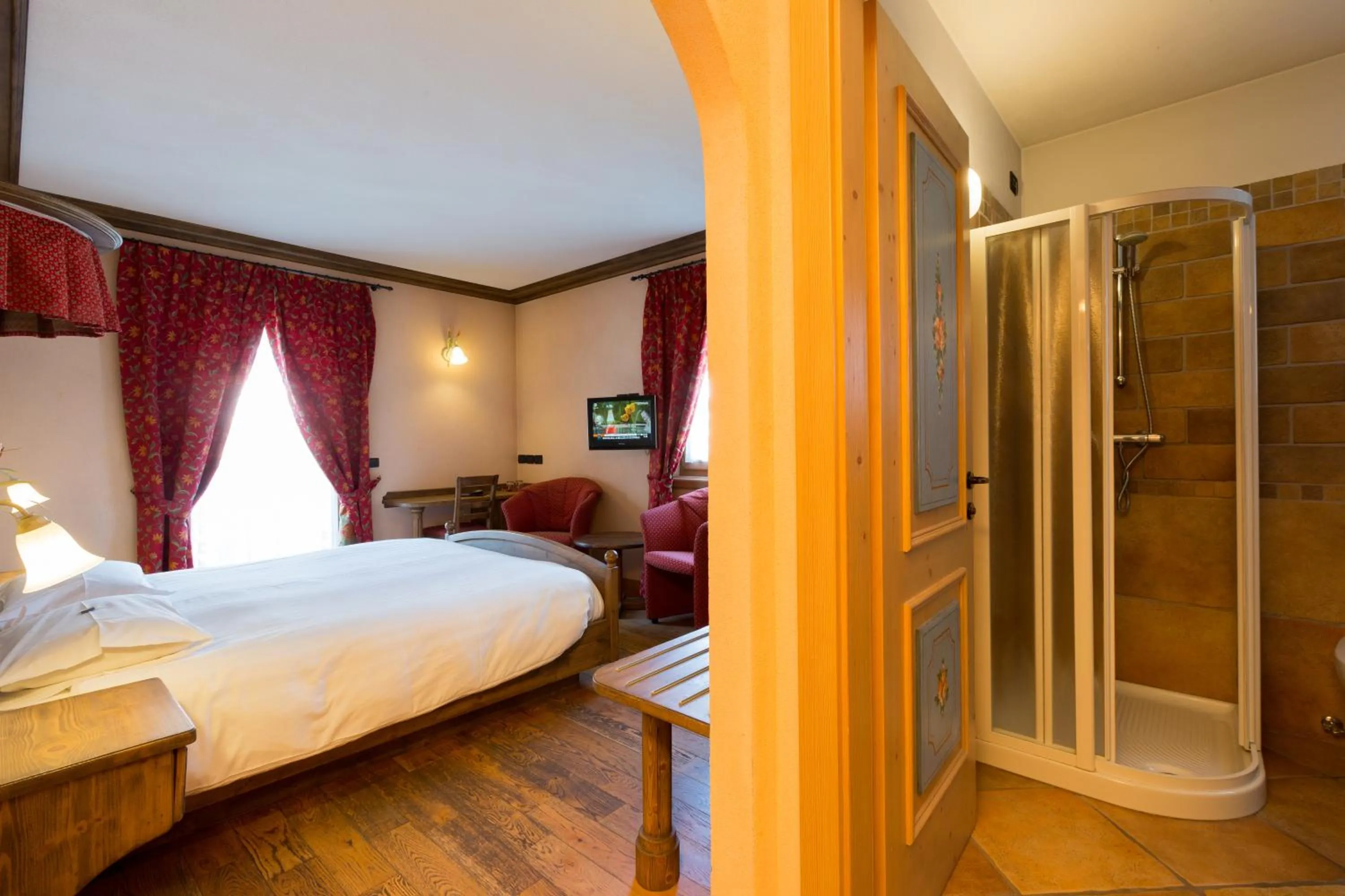 Shower, Bed in Hotel Pontiglia