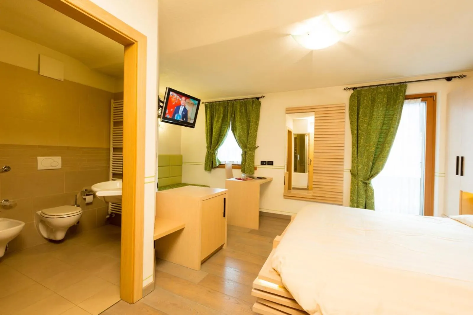 Toilet, Bed in Hotel Pontiglia