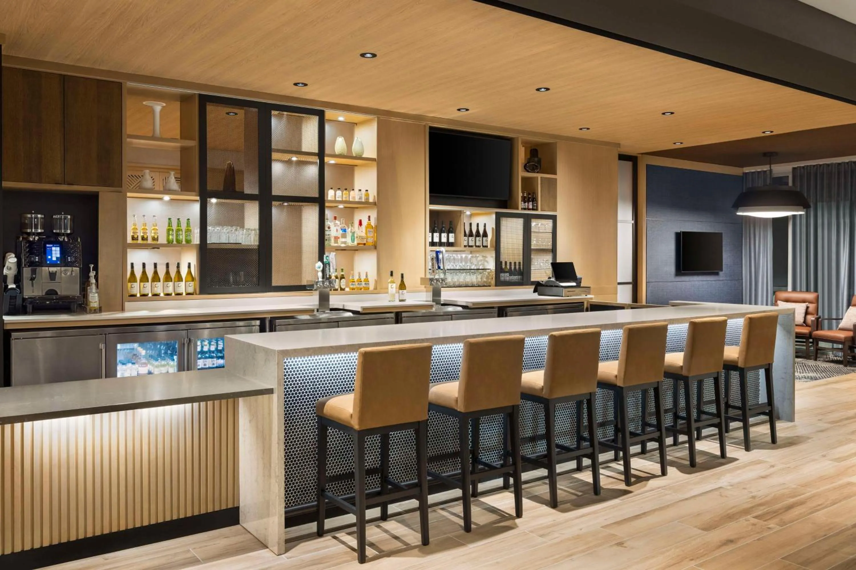 Lounge or bar in Hyatt Place Columbus Polaris