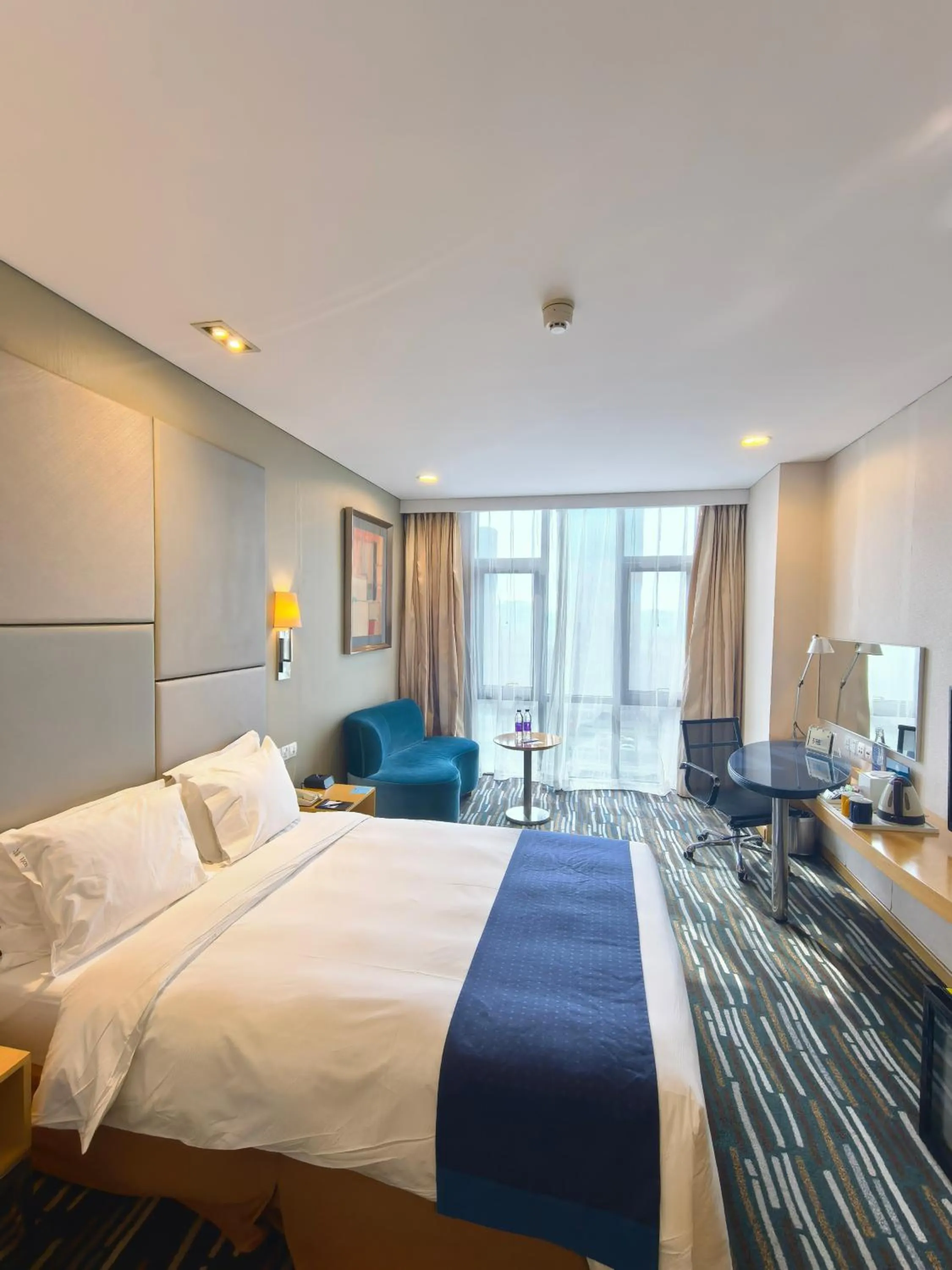 Photo of the whole room, Bed in Holiday Inn Express Beijing Yizhuang by IHG - Taxi 1 Hour to International Airport and 800 Meters to the Nearby Subway