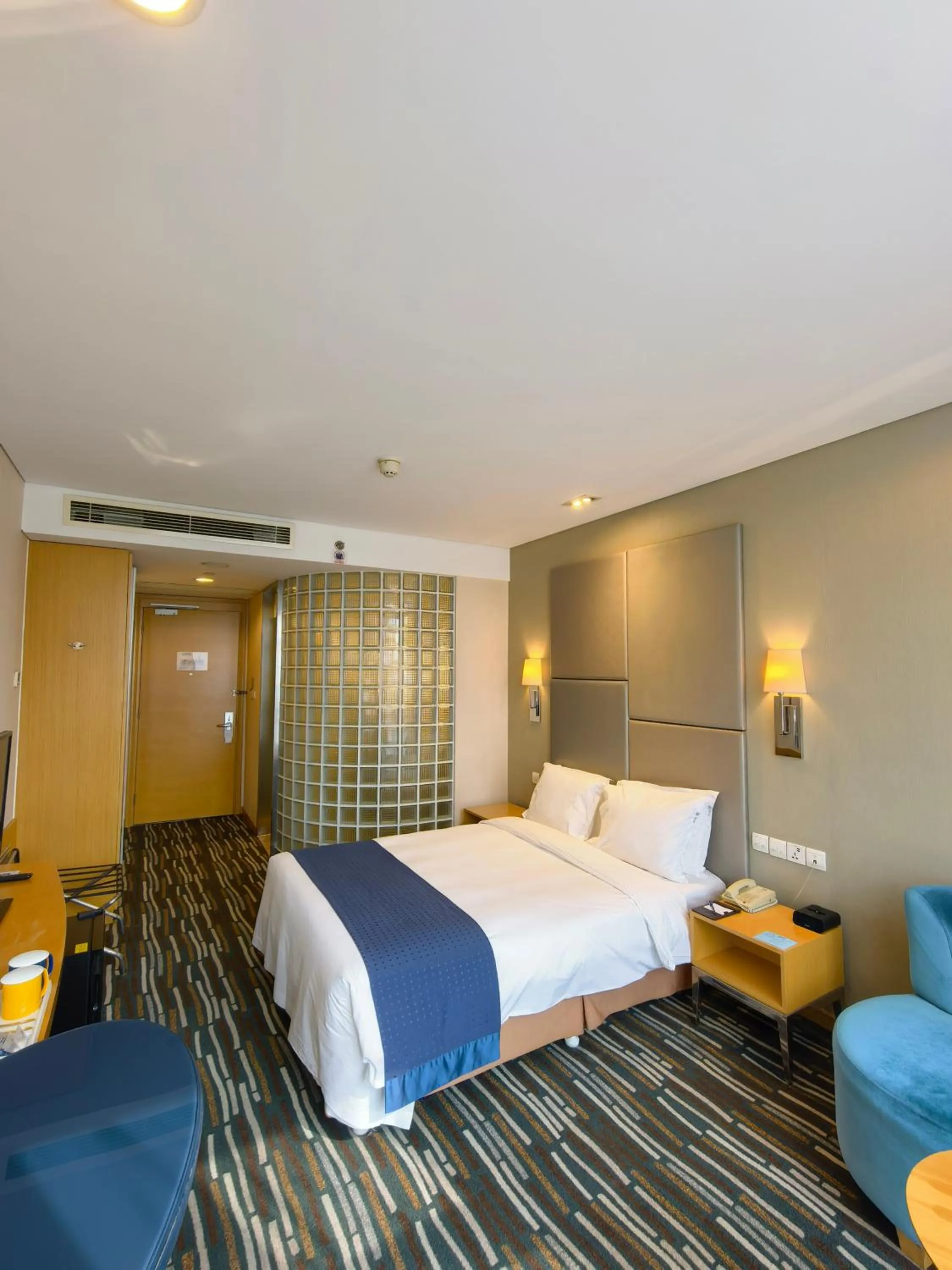 Bed in Holiday Inn Express Beijing Yizhuang by IHG - Taxi 1 Hour to International Airport and 800 Meters to the Nearby Subway