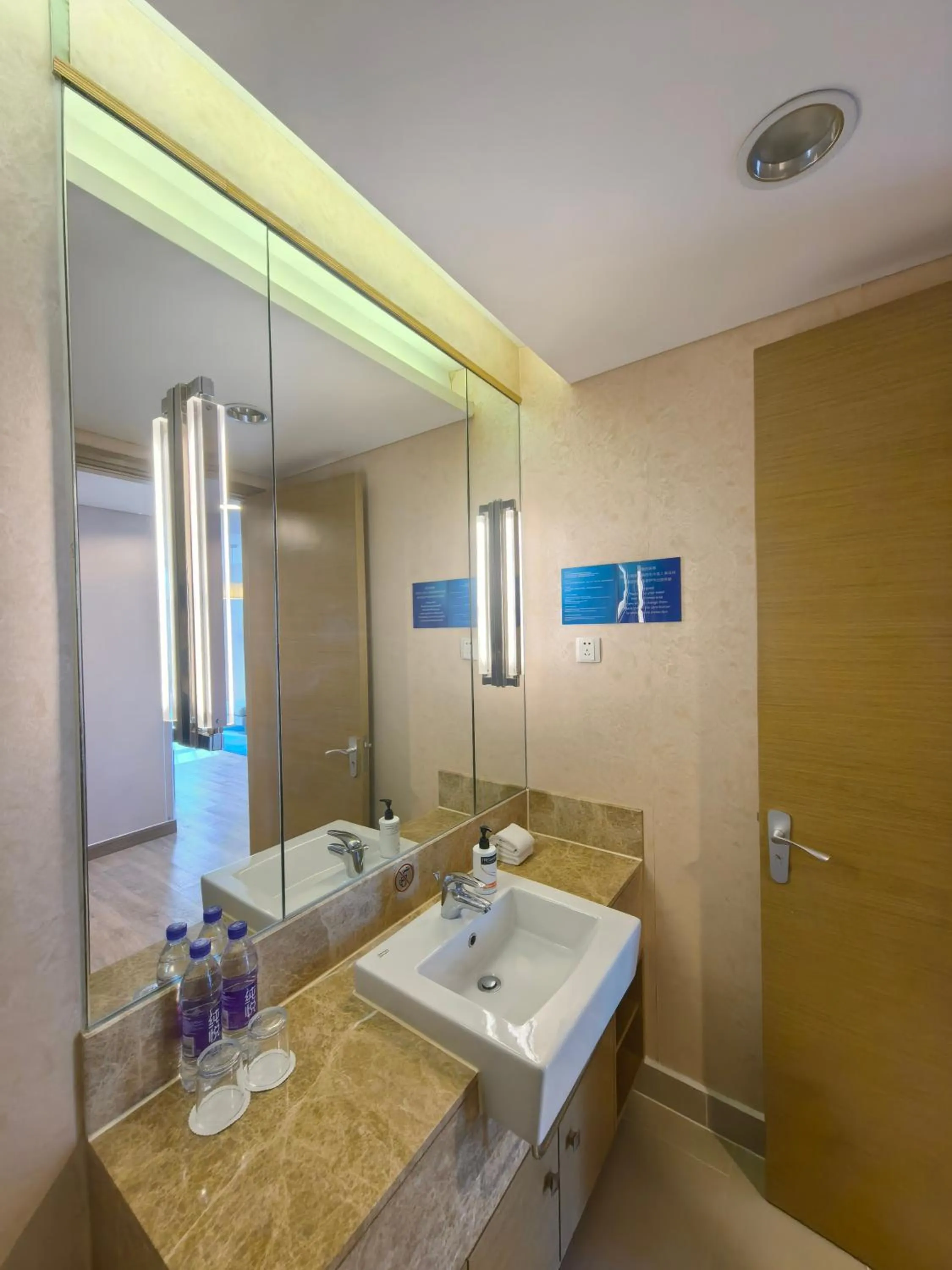 Bathroom in Holiday Inn Express Beijing Yizhuang by IHG - Taxi 1 Hour to International Airport and 800 Meters to the Nearby Subway