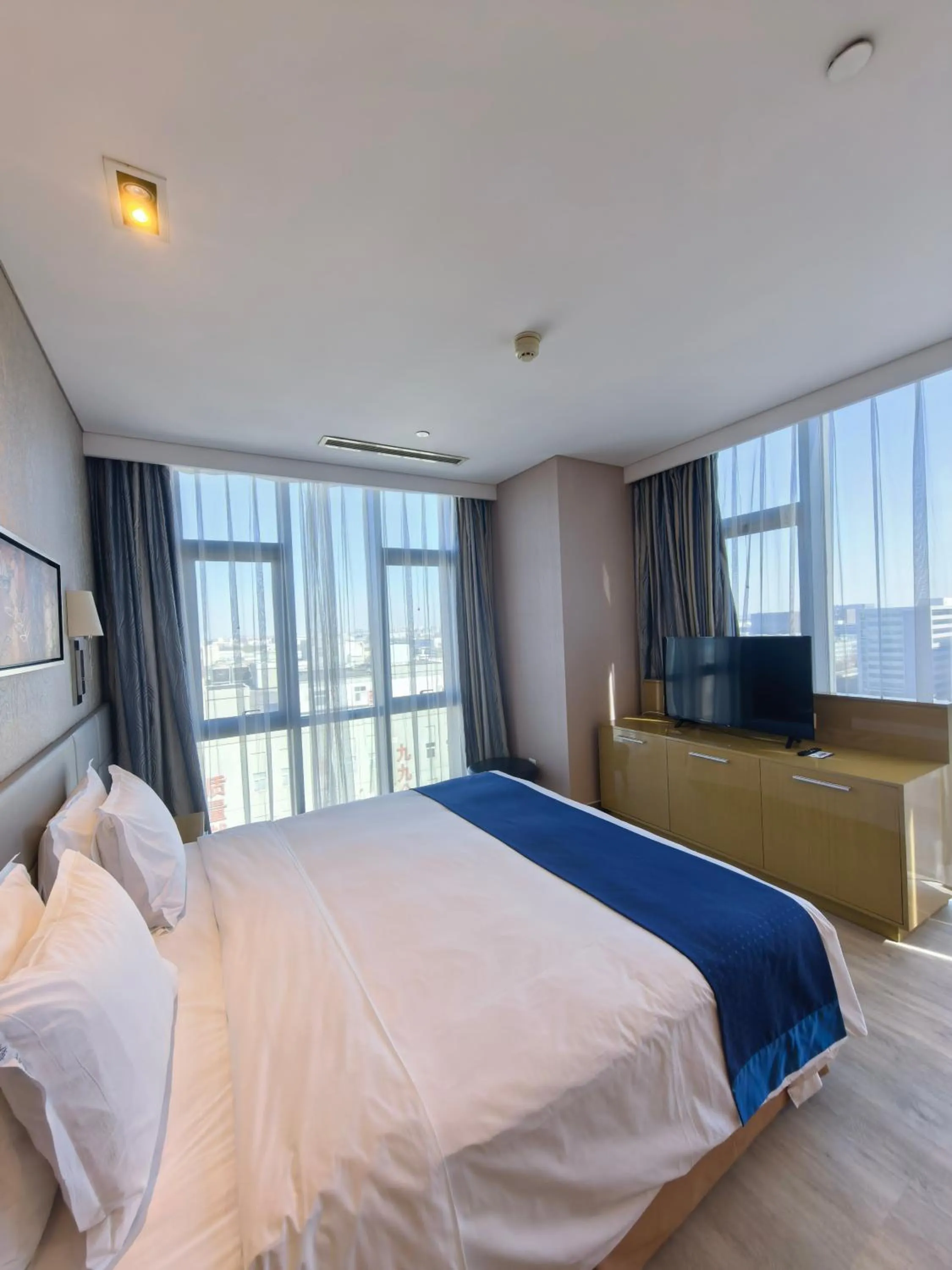 Bedroom, Bed in Holiday Inn Express Beijing Yizhuang by IHG - Taxi 1 Hour to International Airport and 800 Meters to the Nearby Subway