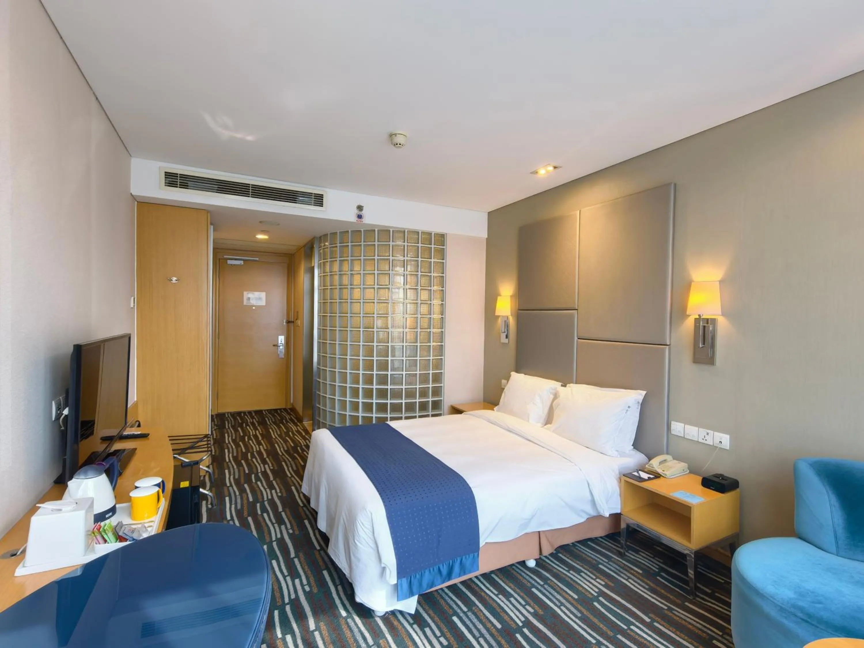 Bed in Holiday Inn Express Beijing Yizhuang by IHG - Taxi 1 Hour to International Airport and 800 Meters to the Nearby Subway