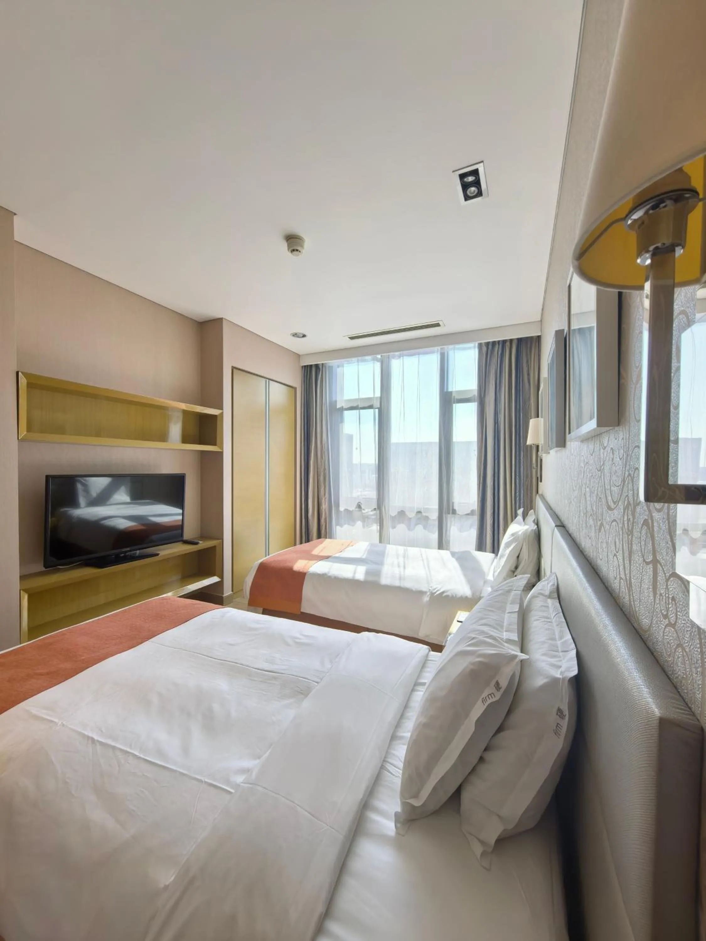 Bed in Holiday Inn Express Beijing Yizhuang by IHG - Taxi 1 Hour to International Airport and 800 Meters to the Nearby Subway