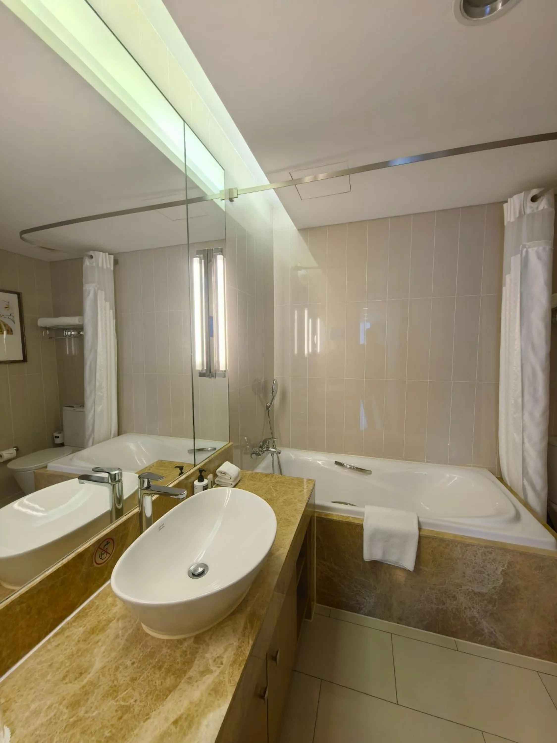 Toilet in Holiday Inn Express Beijing Yizhuang by IHG - Taxi 1 Hour to International Airport and 800 Meters to the Nearby Subway