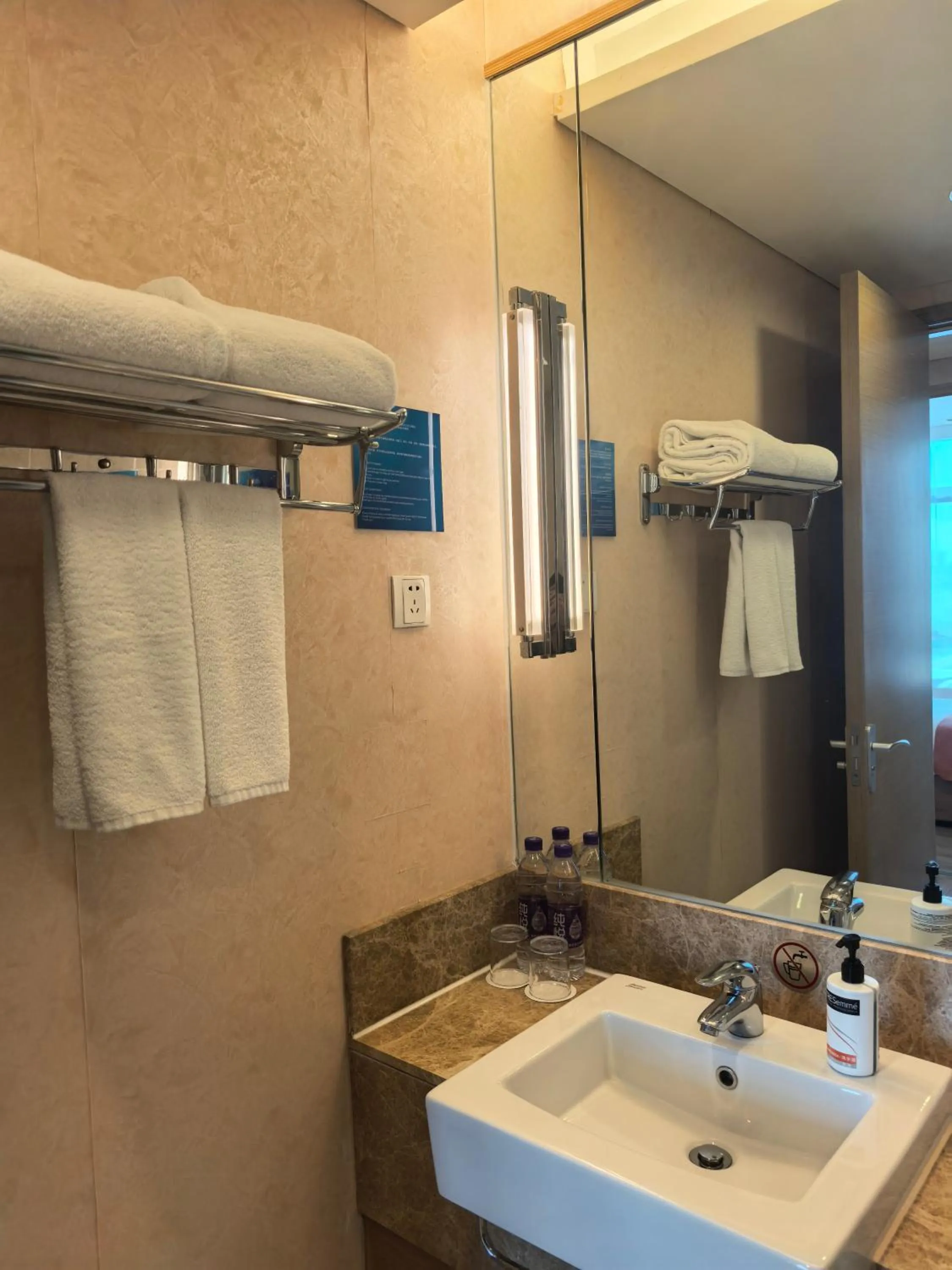 Holiday Inn Express Beijing Yizhuang by IHG - Taxi 1 Hour to International Airport and 800 Meters to the Nearby Subway