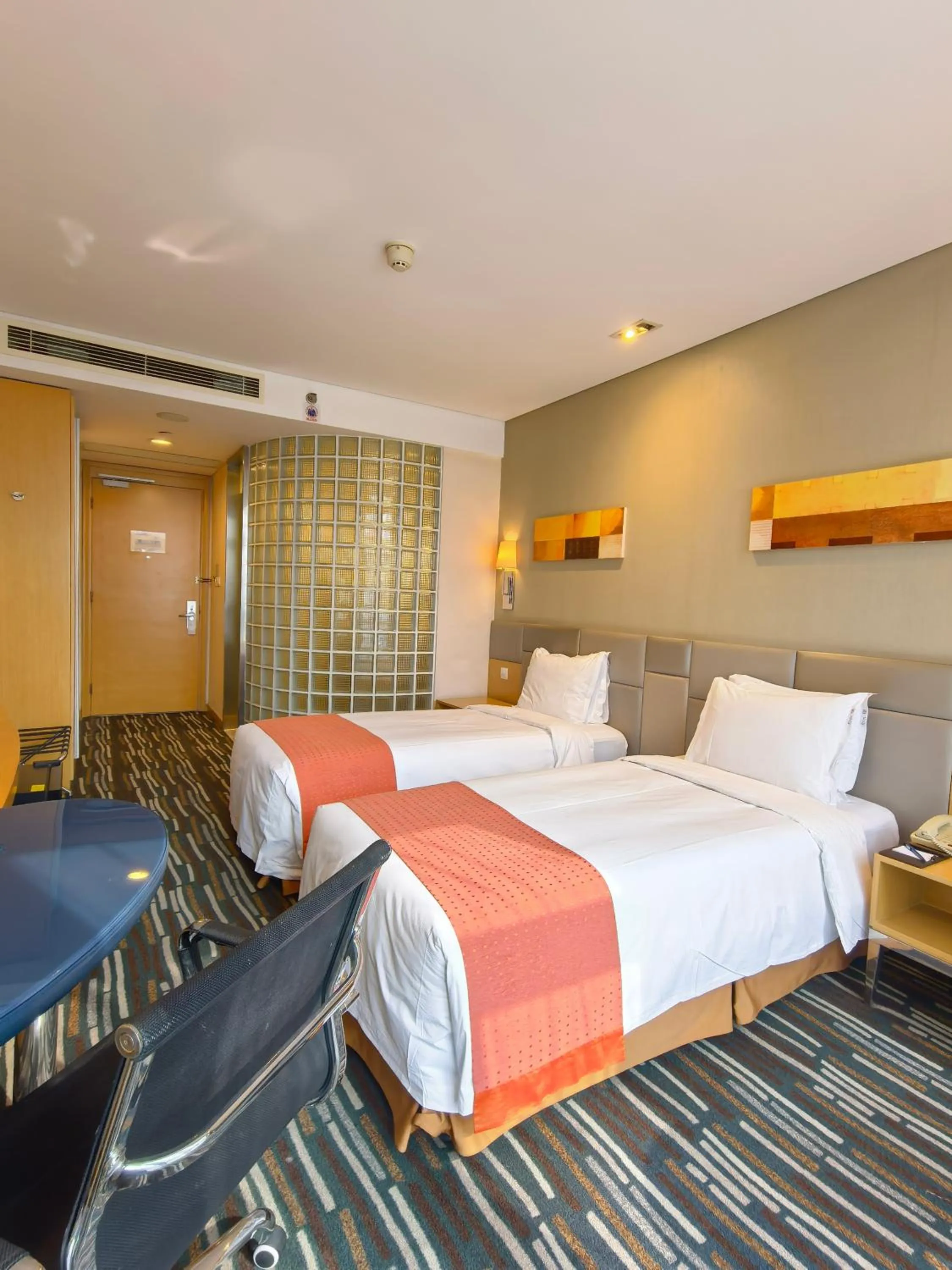 Photo of the whole room, Bed in Holiday Inn Express Beijing Yizhuang by IHG - Taxi 1 Hour to International Airport and 800 Meters to the Nearby Subway