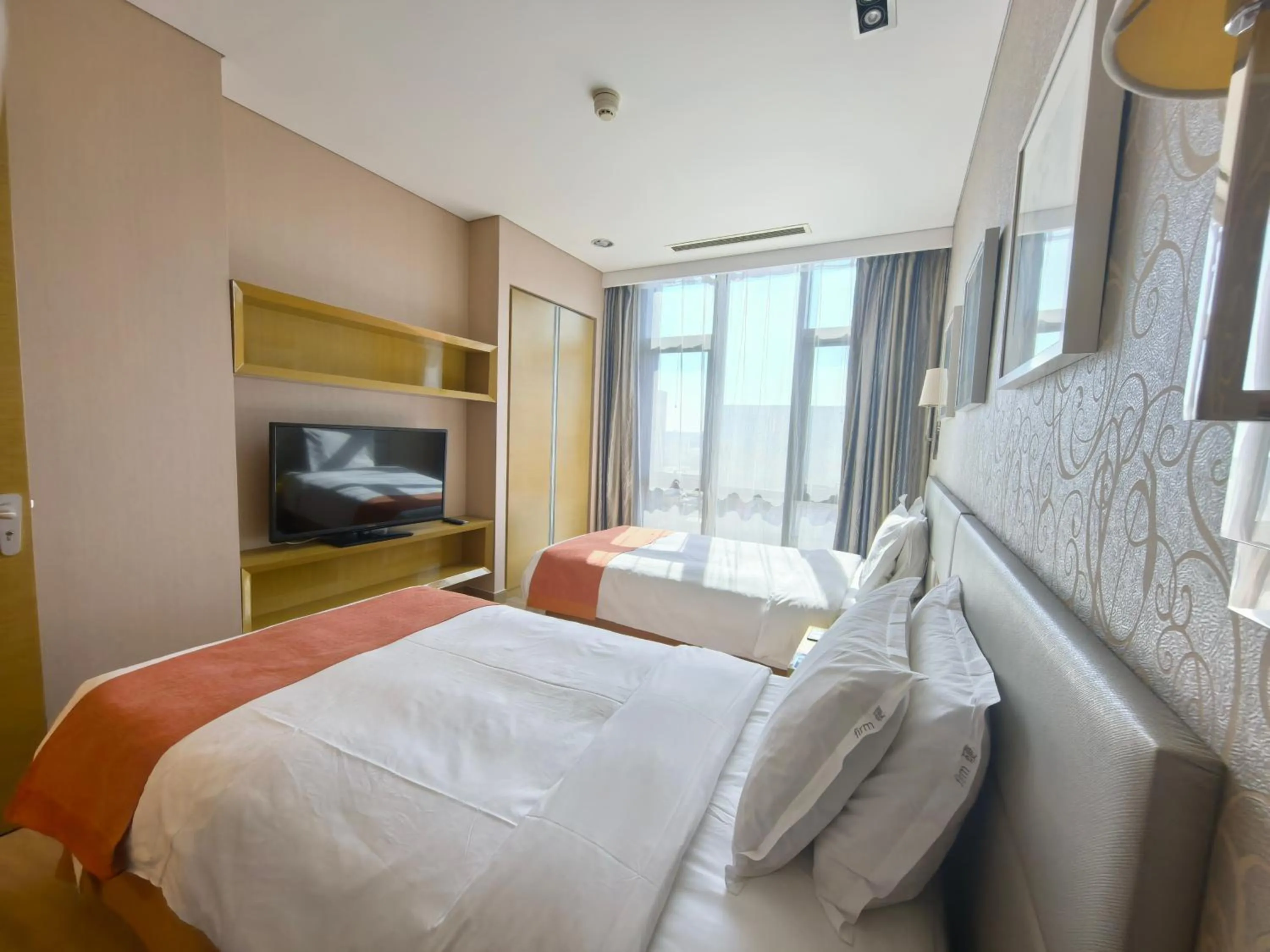 Bed in Holiday Inn Express Beijing Yizhuang by IHG - Taxi 1 Hour to International Airport and 800 Meters to the Nearby Subway
