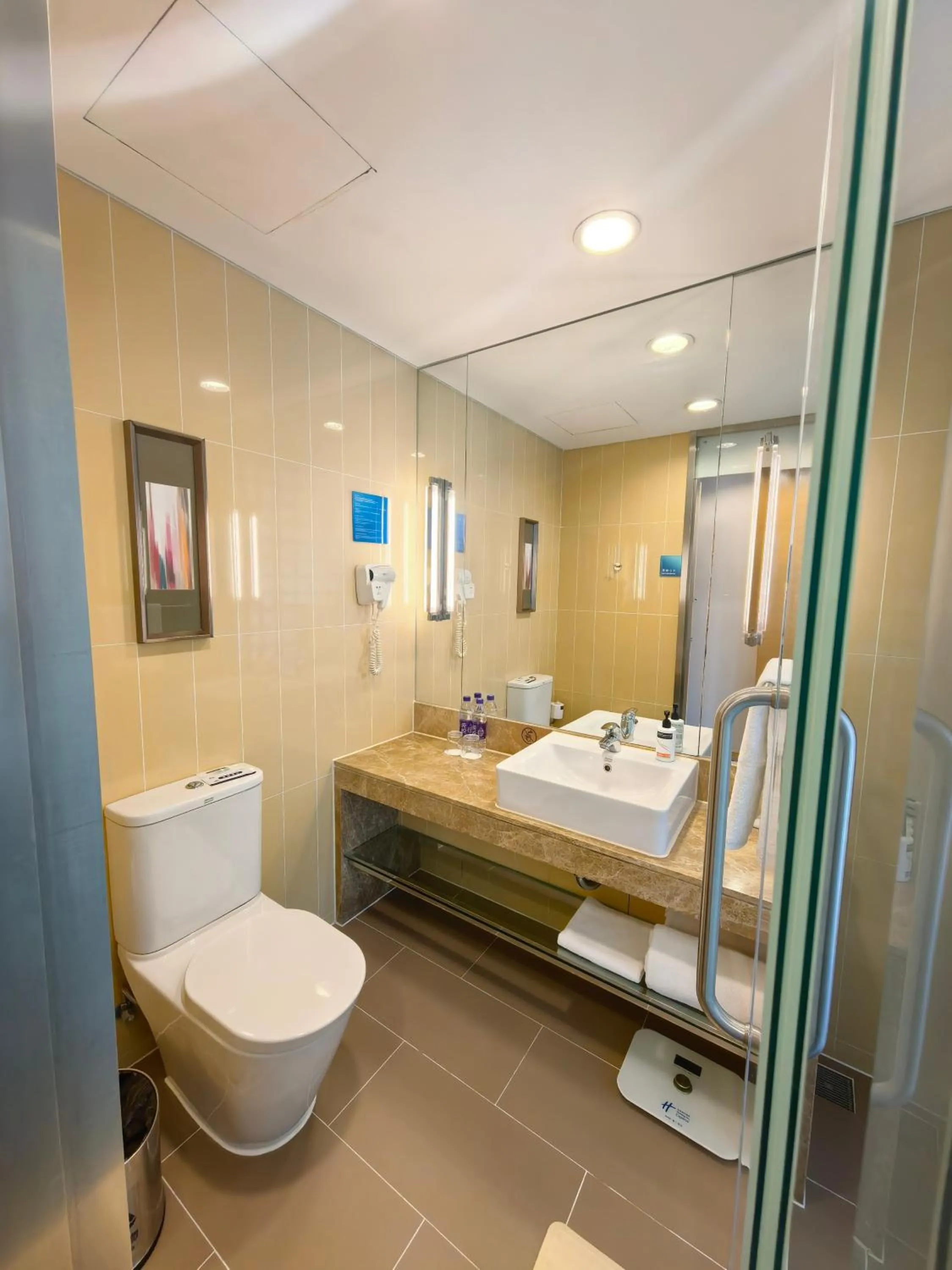 Toilet in Holiday Inn Express Beijing Yizhuang by IHG - Taxi 1 Hour to International Airport and 800 Meters to the Nearby Subway