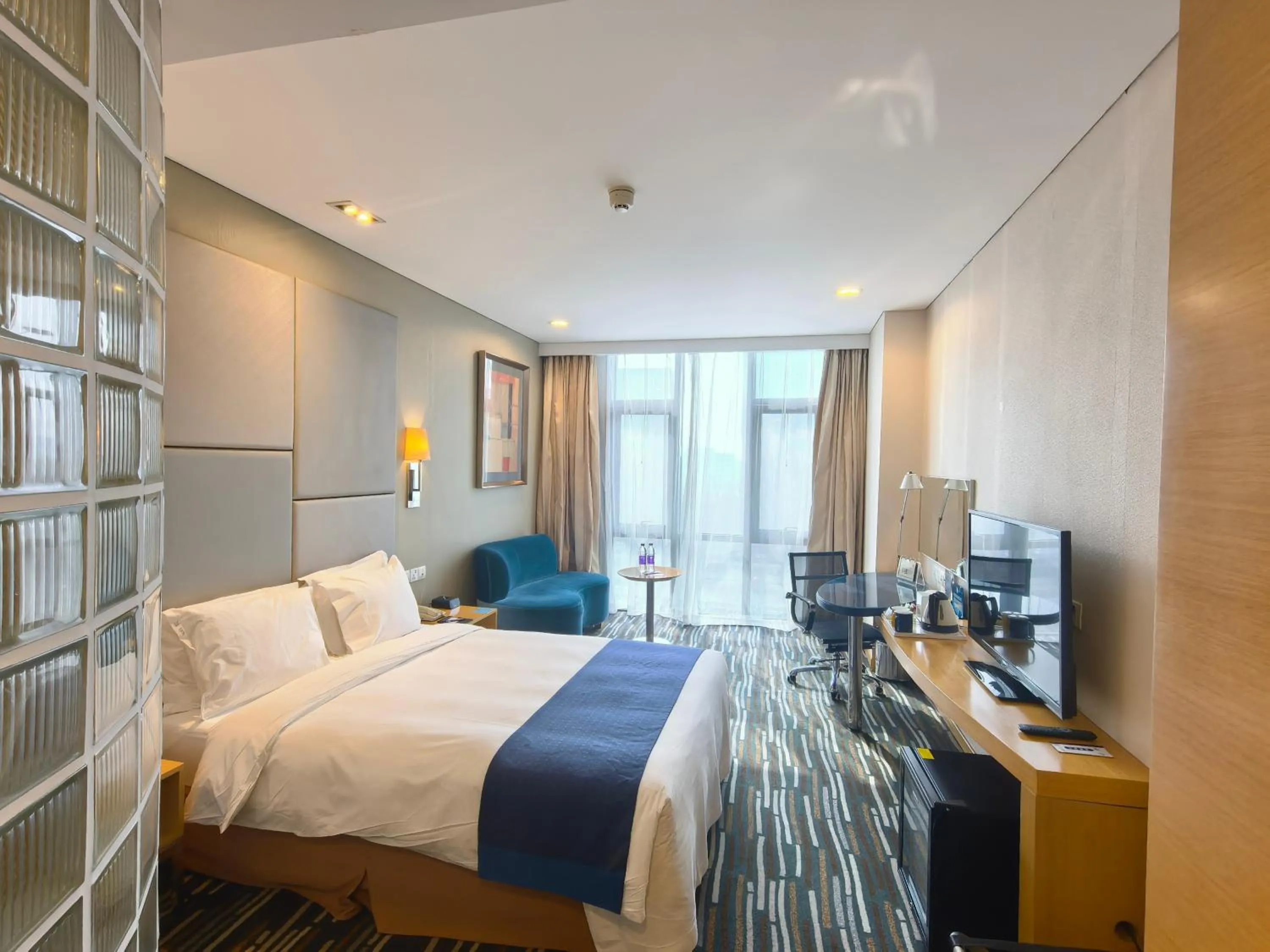 Bed in Holiday Inn Express Beijing Yizhuang by IHG - Taxi 1 Hour to International Airport and 800 Meters to the Nearby Subway
