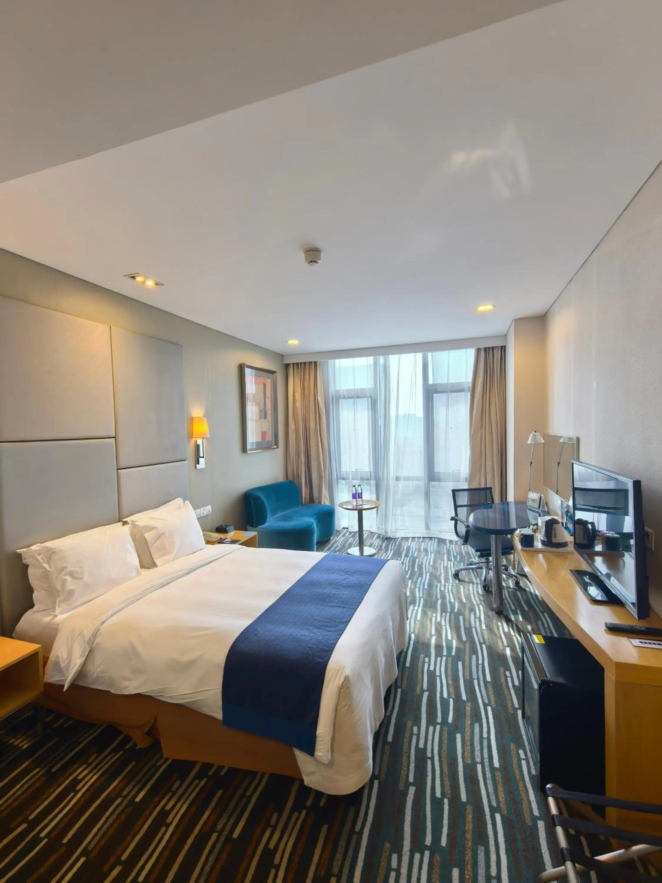 Photo of the whole room, Bed in Holiday Inn Express Beijing Yizhuang by IHG - Taxi 1 Hour to International Airport and 800 Meters to the Nearby Subway