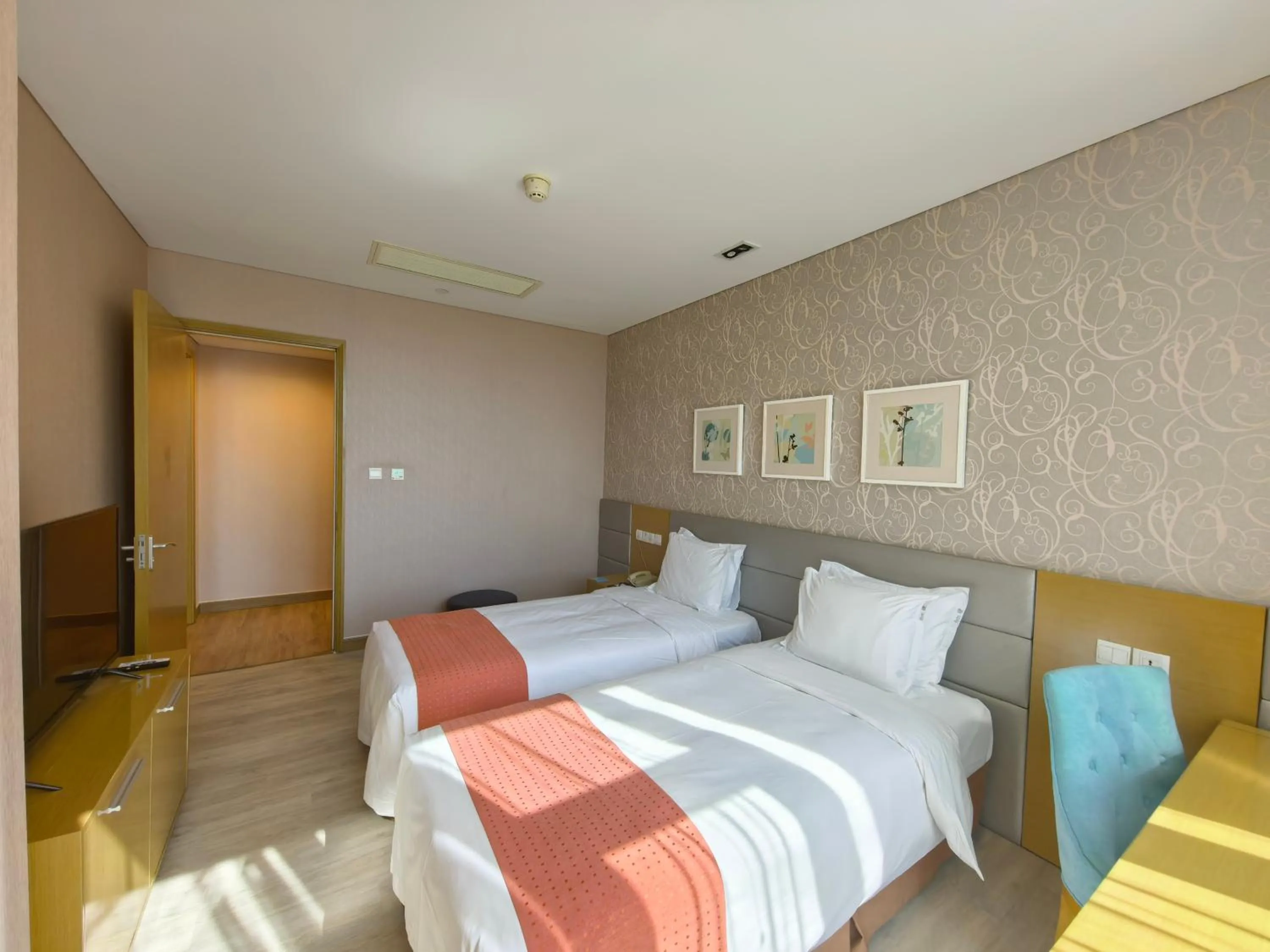Bed in Holiday Inn Express Beijing Yizhuang by IHG - Taxi 1 Hour to International Airport and 800 Meters to the Nearby Subway