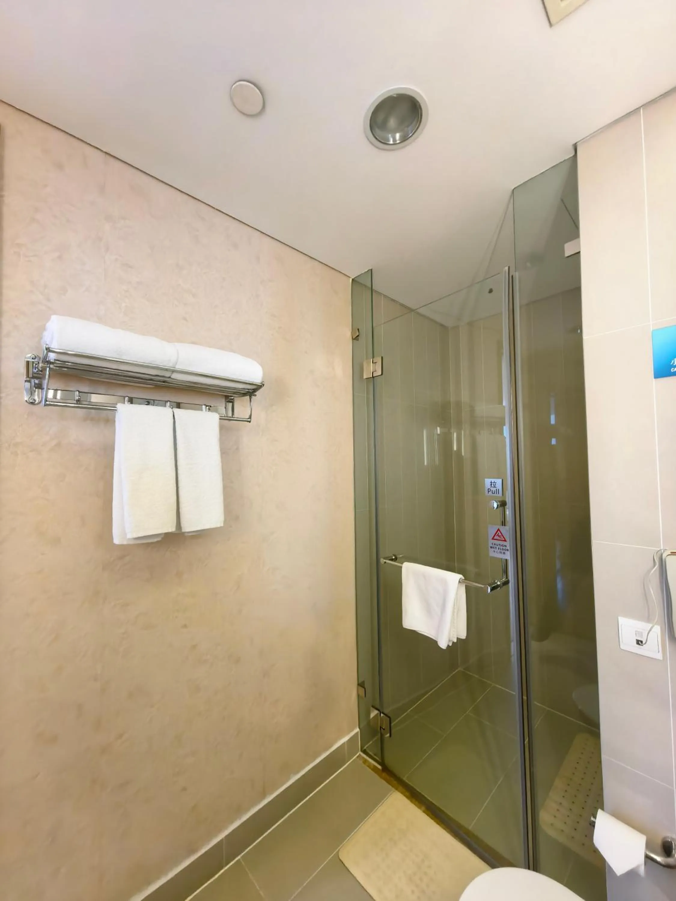 Bathroom in Holiday Inn Express Beijing Yizhuang by IHG - Taxi 1 Hour to International Airport and 800 Meters to the Nearby Subway