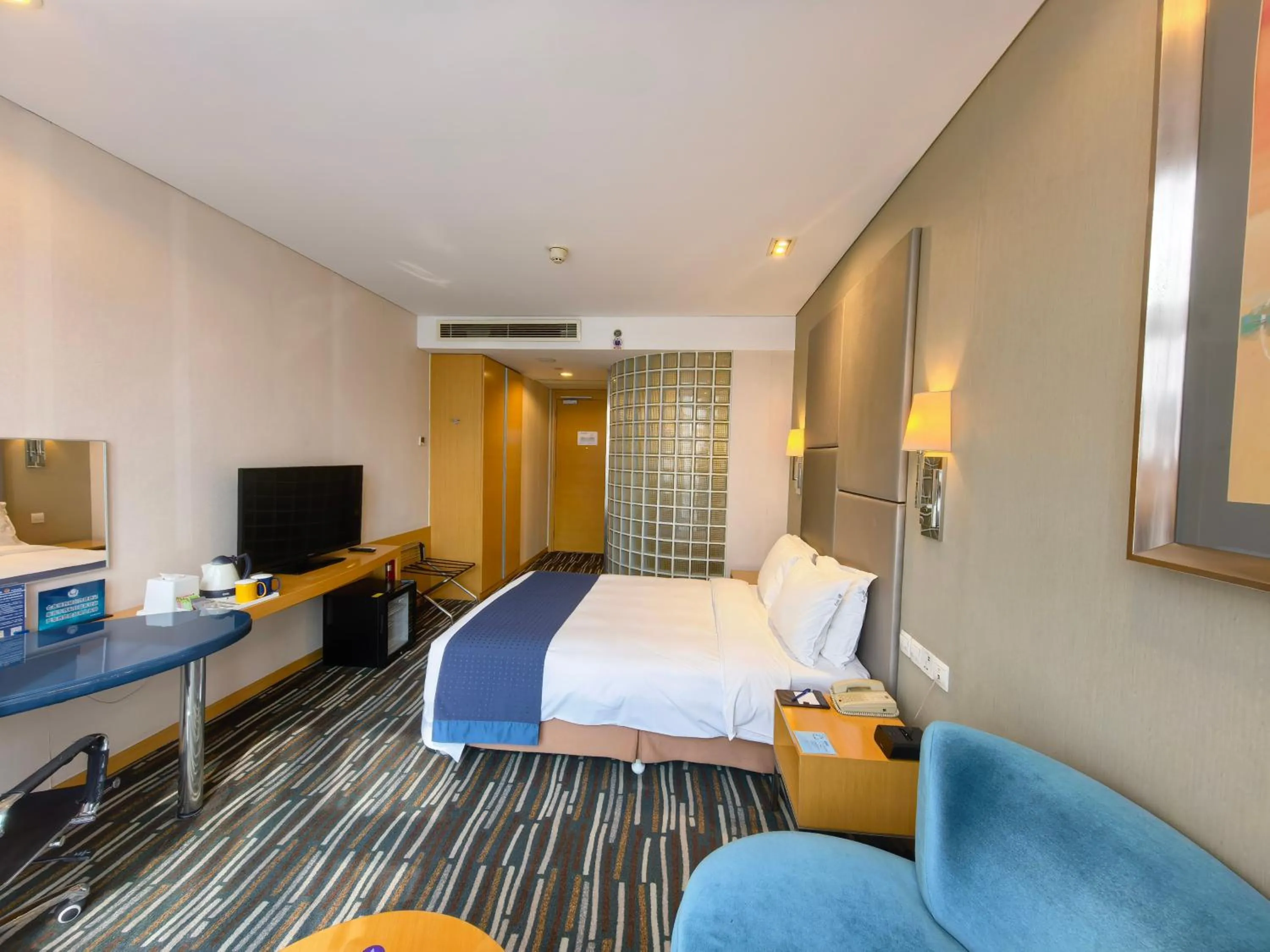 Bed in Holiday Inn Express Beijing Yizhuang by IHG - Taxi 1 Hour to International Airport and 800 Meters to the Nearby Subway