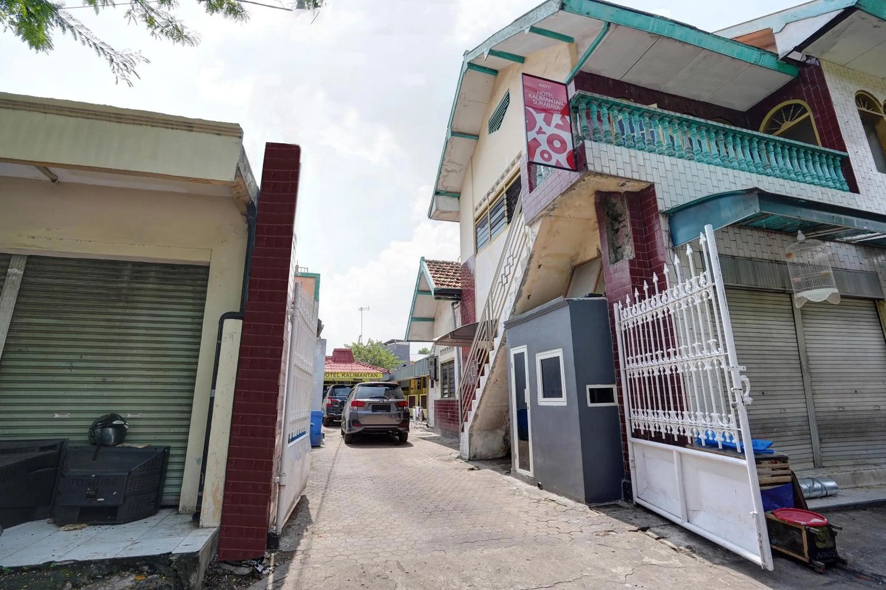 Facade/entrance in Hotel O Kalimantan Surabaya Syariah