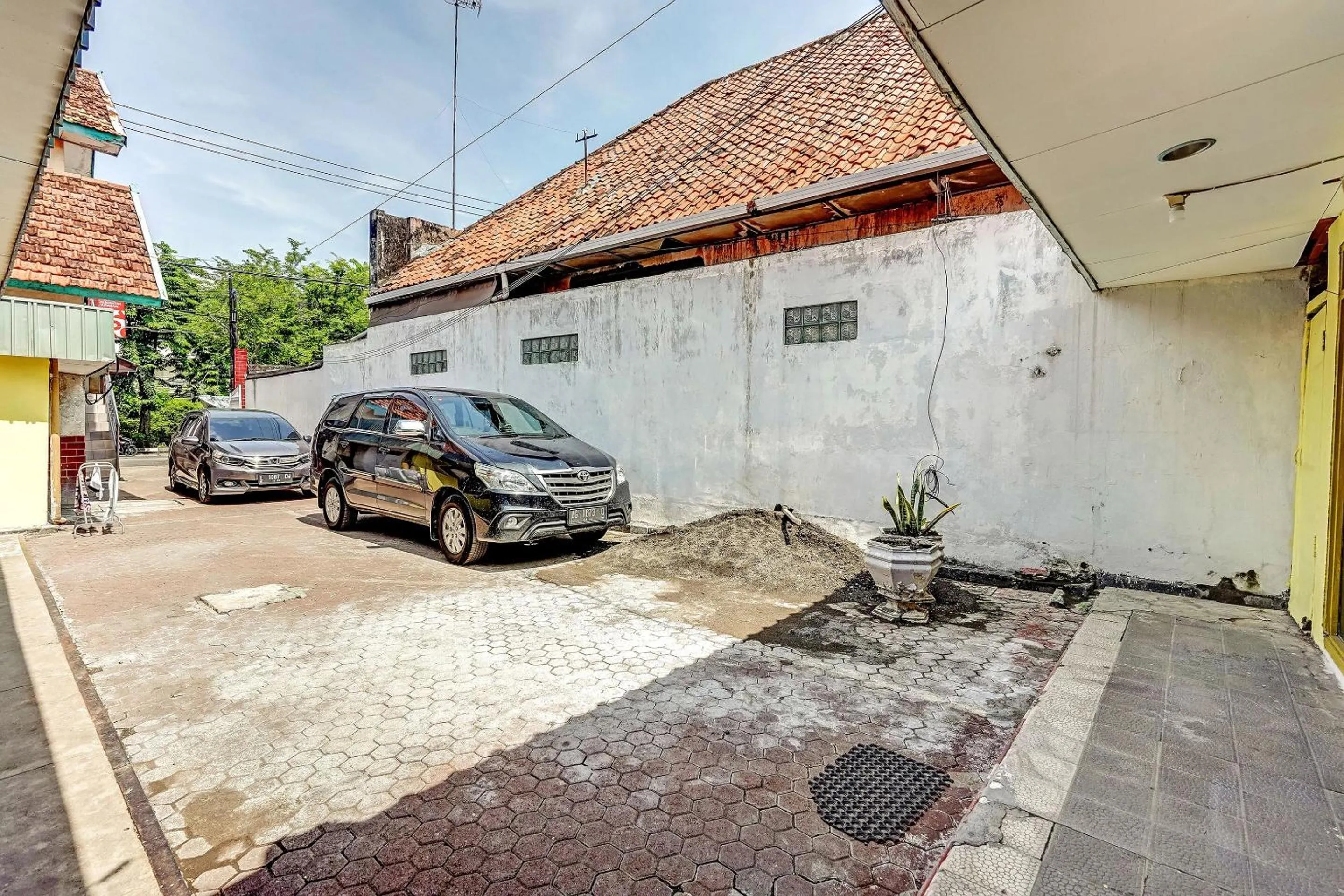 Facade/entrance in Hotel O Kalimantan Surabaya Syariah