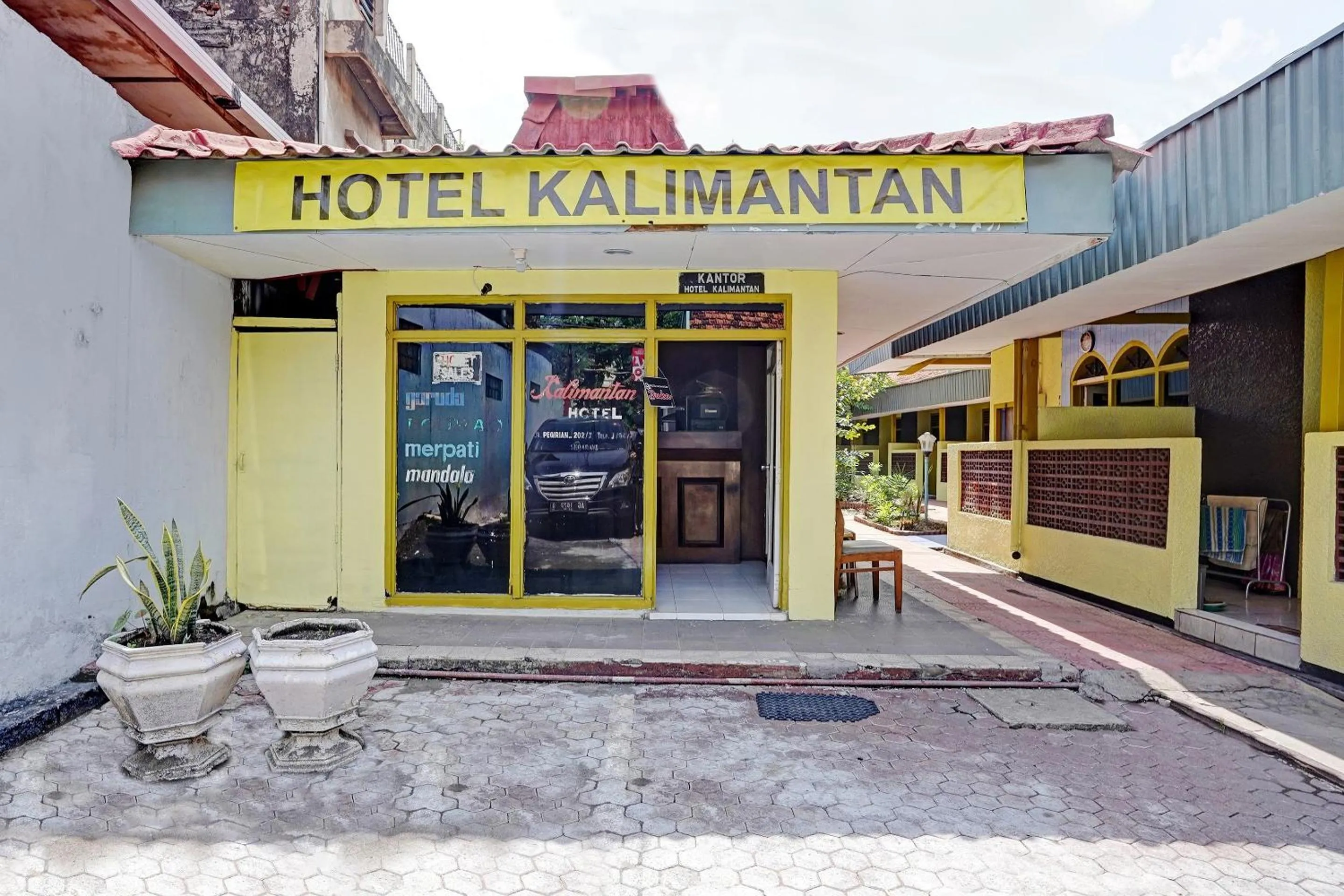 Facade/entrance in Hotel O Kalimantan Surabaya Syariah