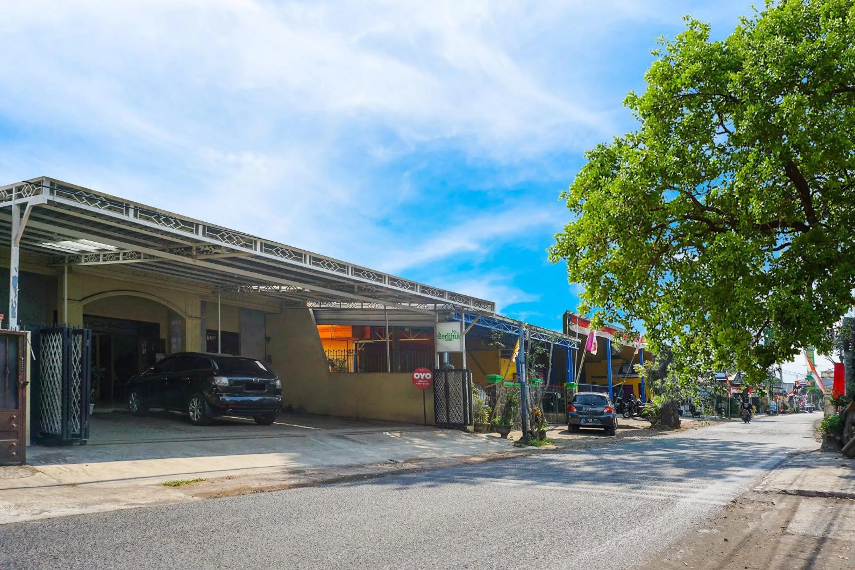 Facade/entrance in Flagship 90723 Berlima Guest House Syariah