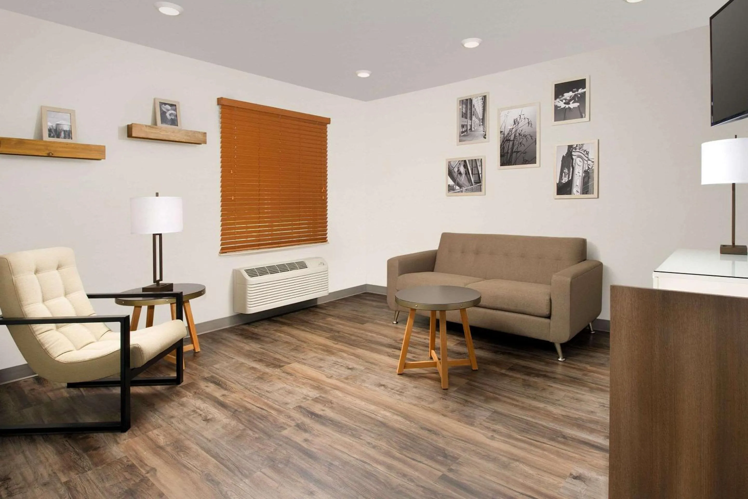 Lobby or reception in WoodSpring Suites Chicago Darien