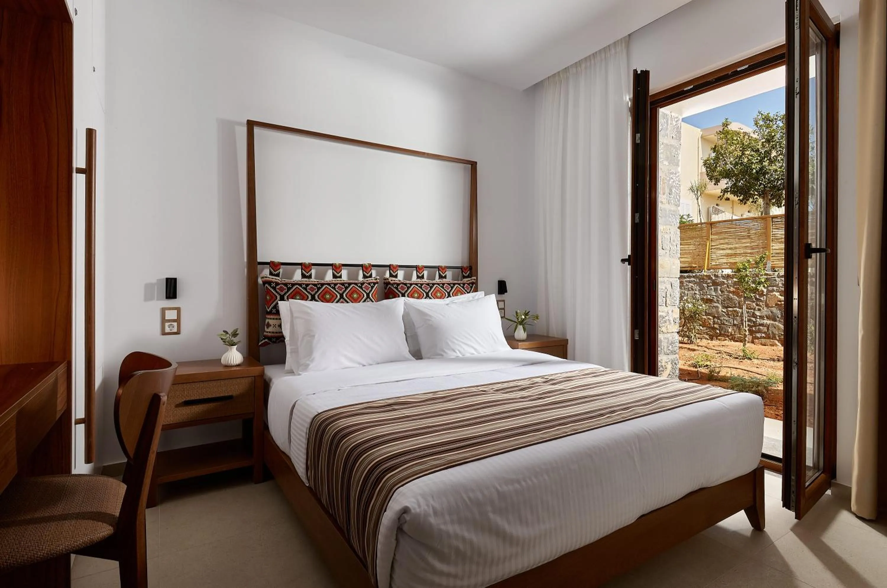 Bedroom, Bed in Volta Suites and Villas