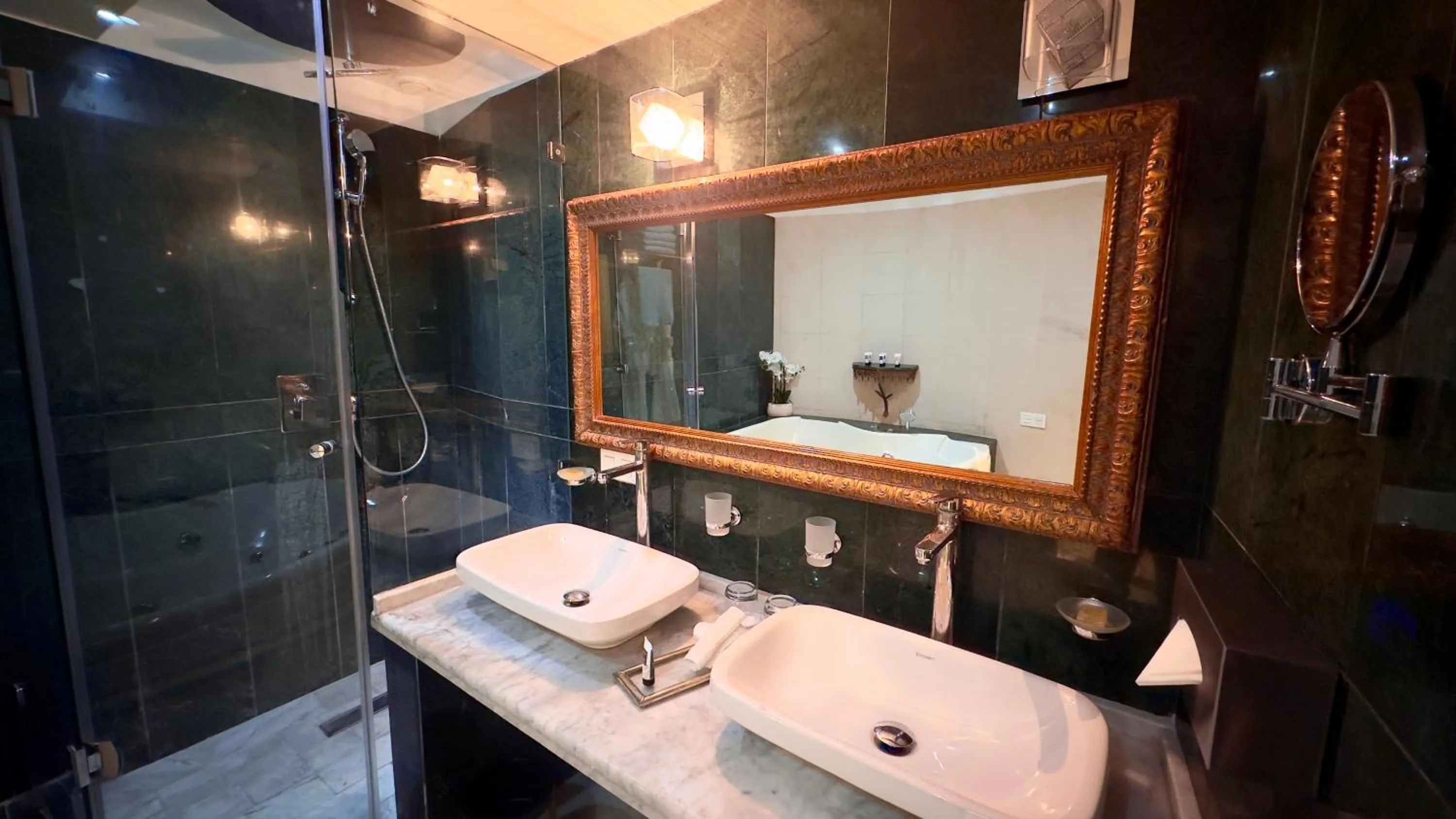 Shower in Sillage Palace Sky & Spa