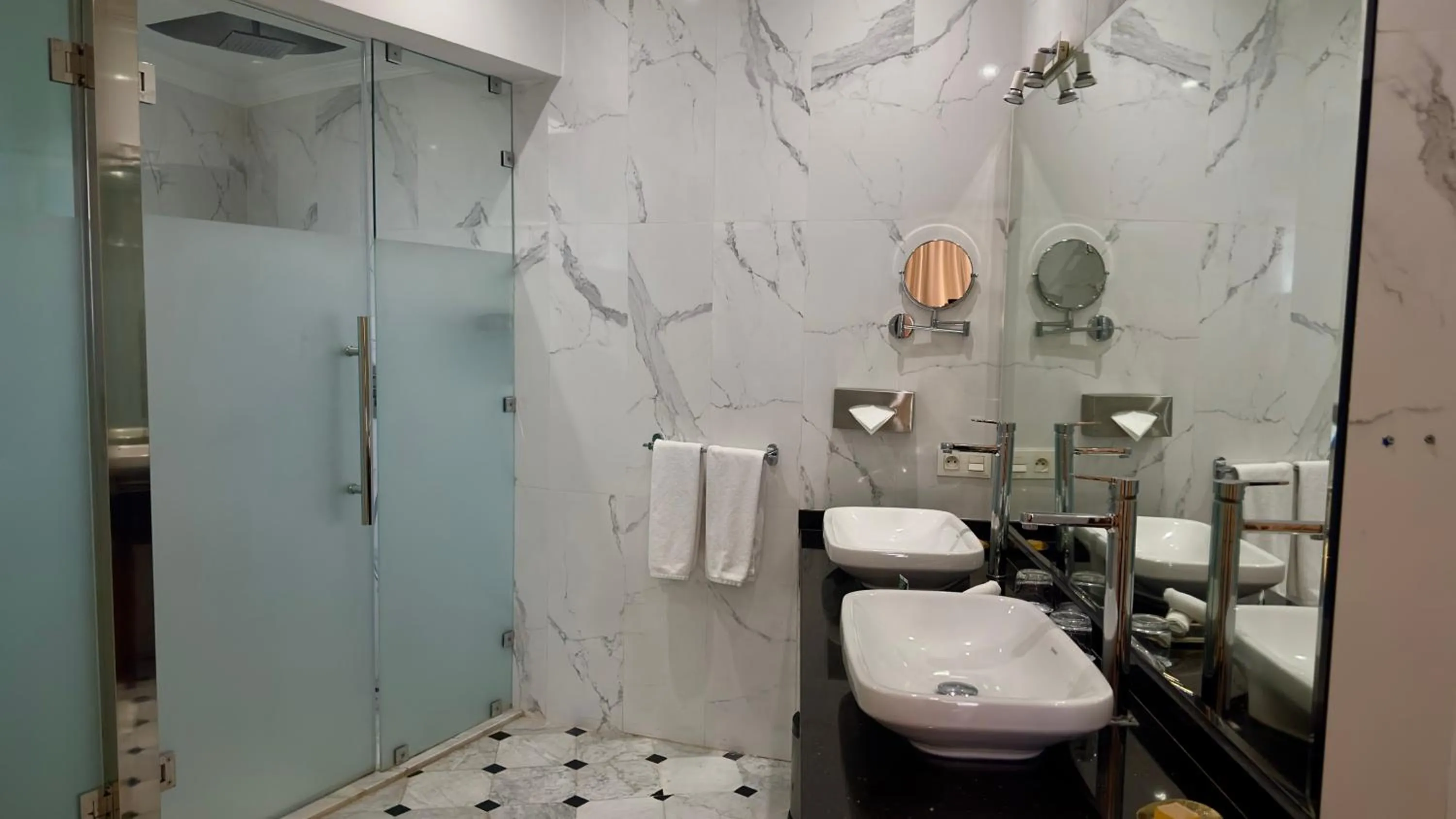 Shower in Sillage Palace Sky & Spa