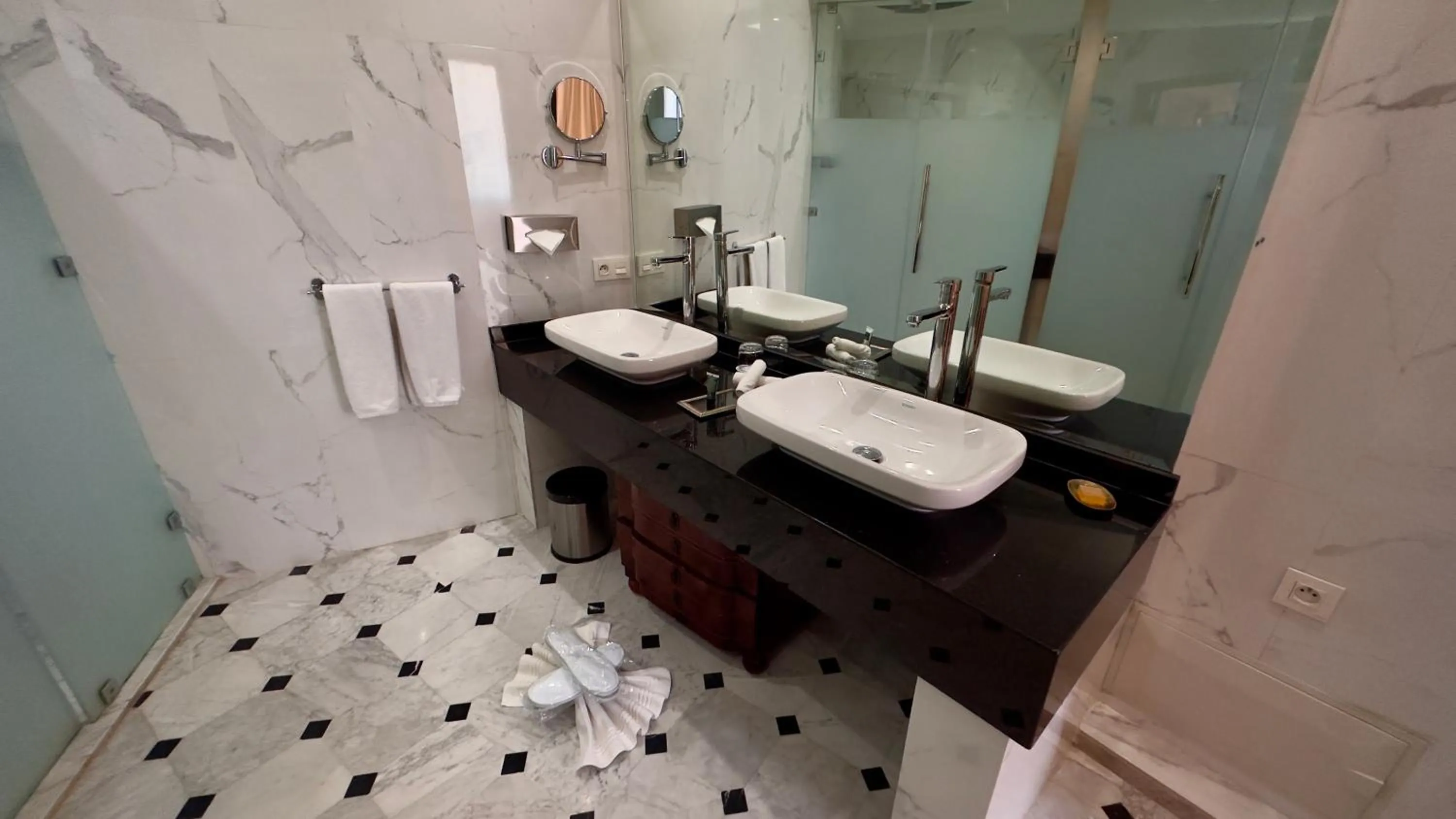 Shower in Sillage Palace Sky & Spa