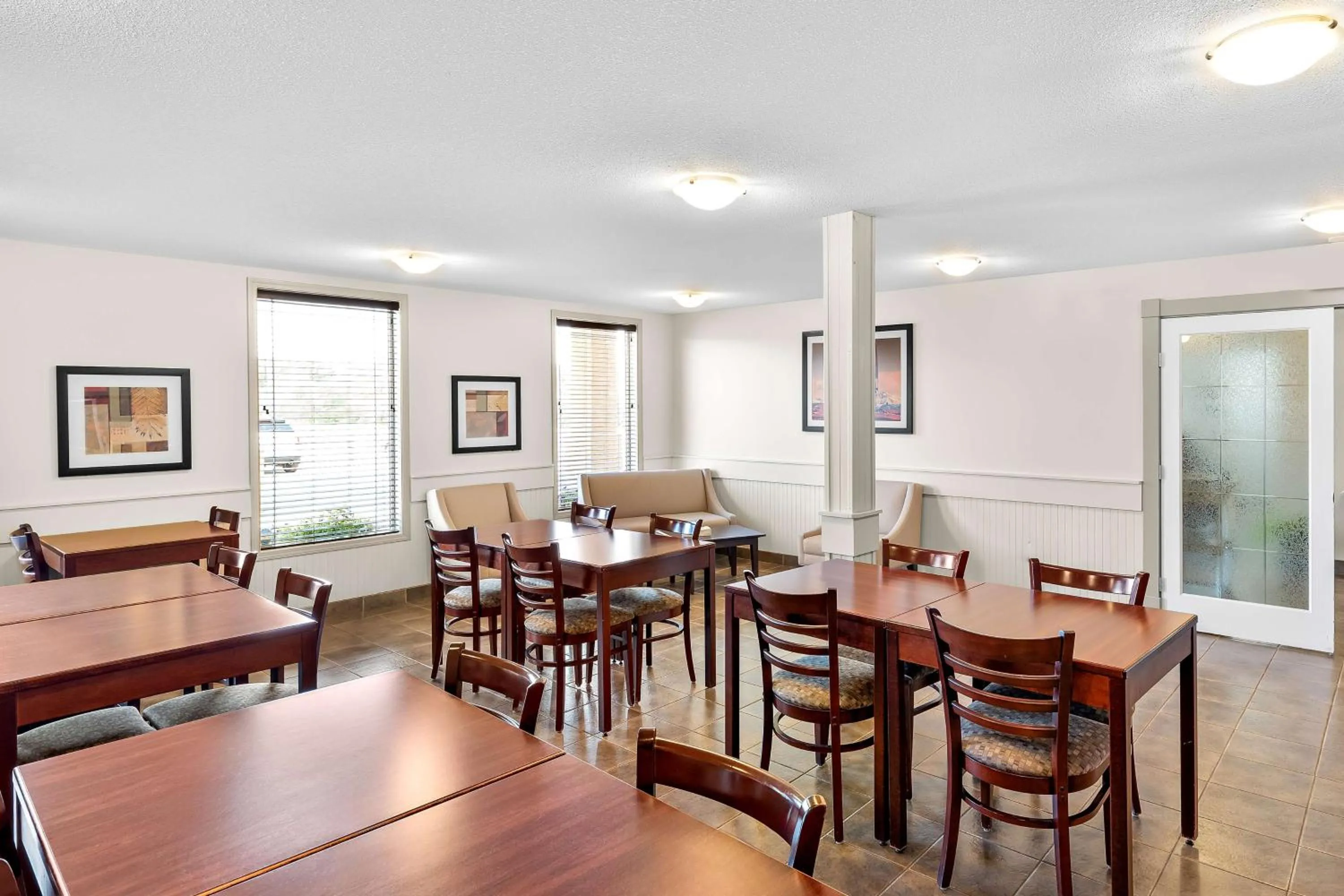 Breakfast in SureStay Plus Hotel by Best Western Hardisty