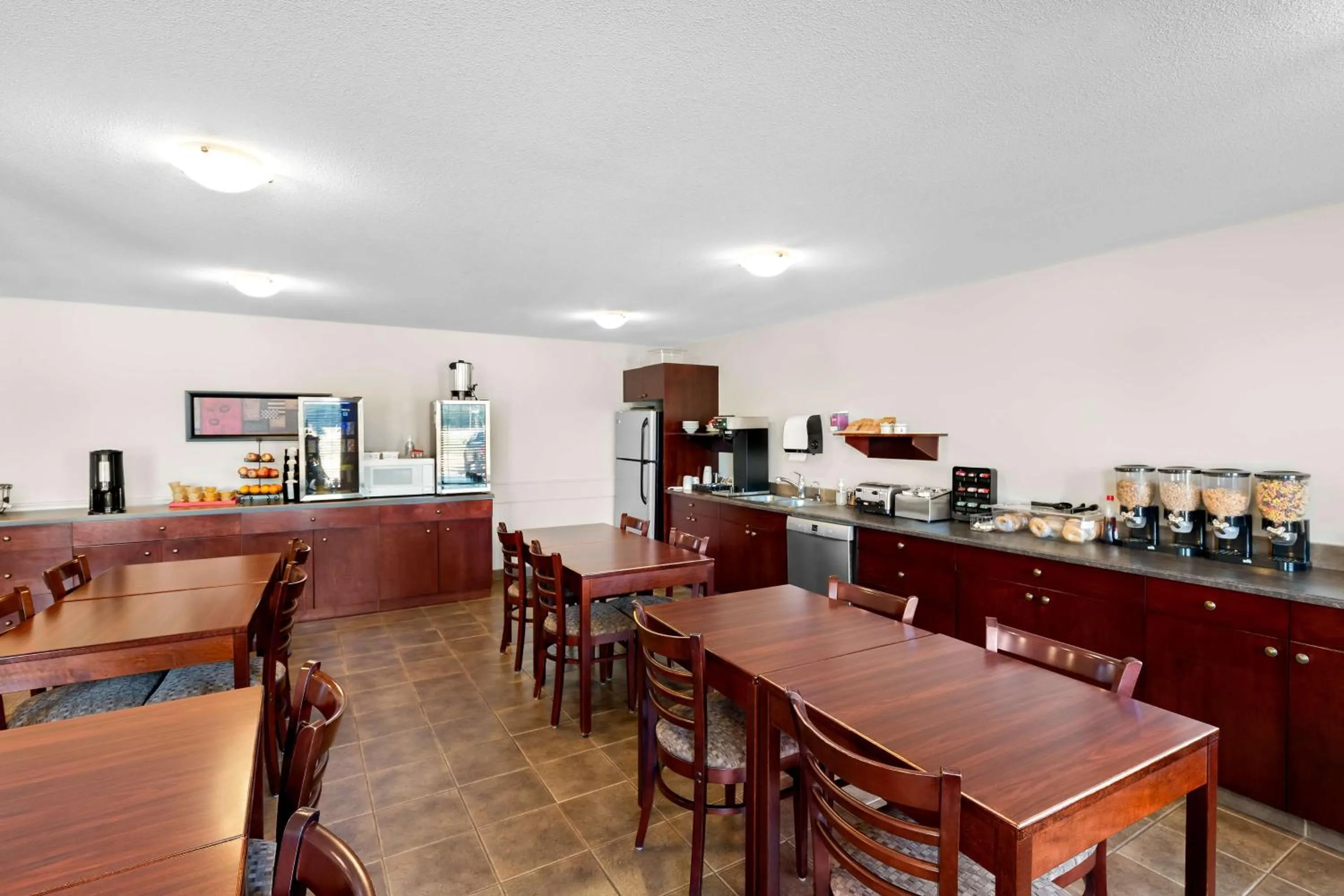 Breakfast in SureStay Plus Hotel by Best Western Hardisty