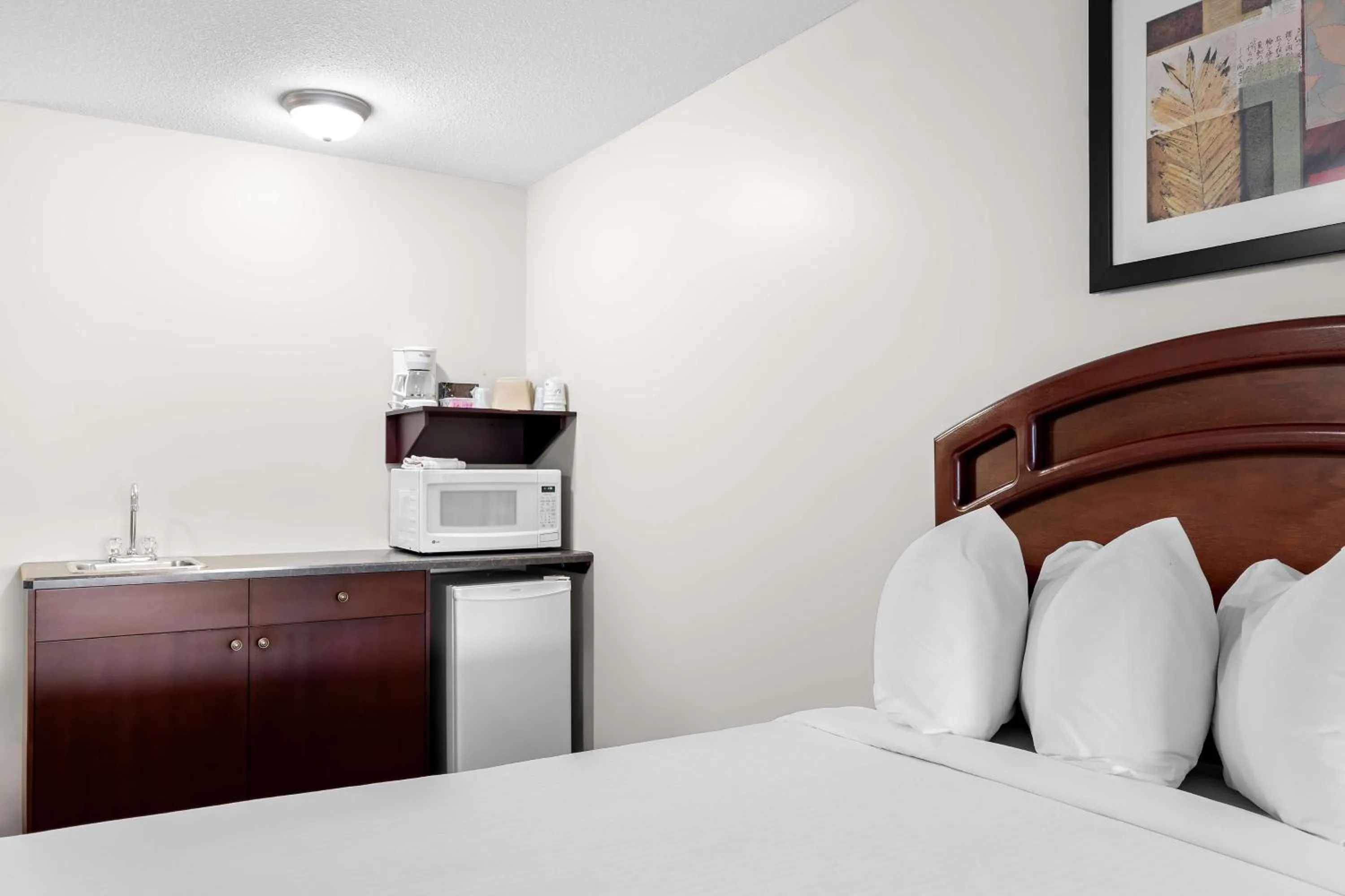 Bedroom, Bed in SureStay Plus Hotel by Best Western Hardisty