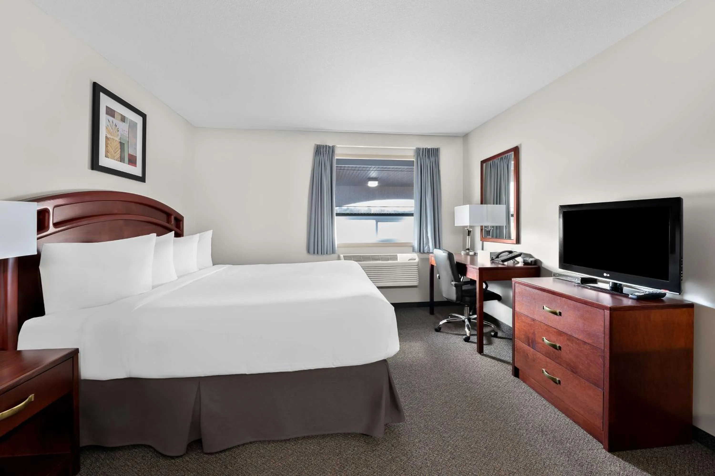 Photo of the whole room, Bed in SureStay Plus Hotel by Best Western Hardisty