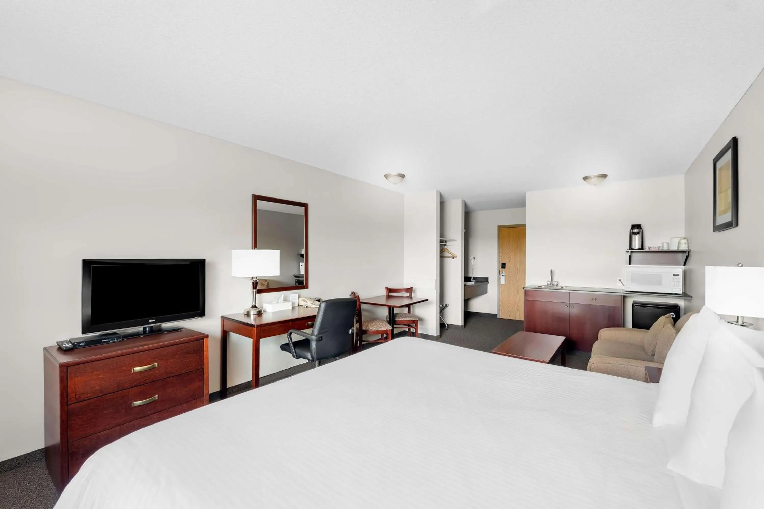 Bedroom, Bed in SureStay Plus Hotel by Best Western Hardisty