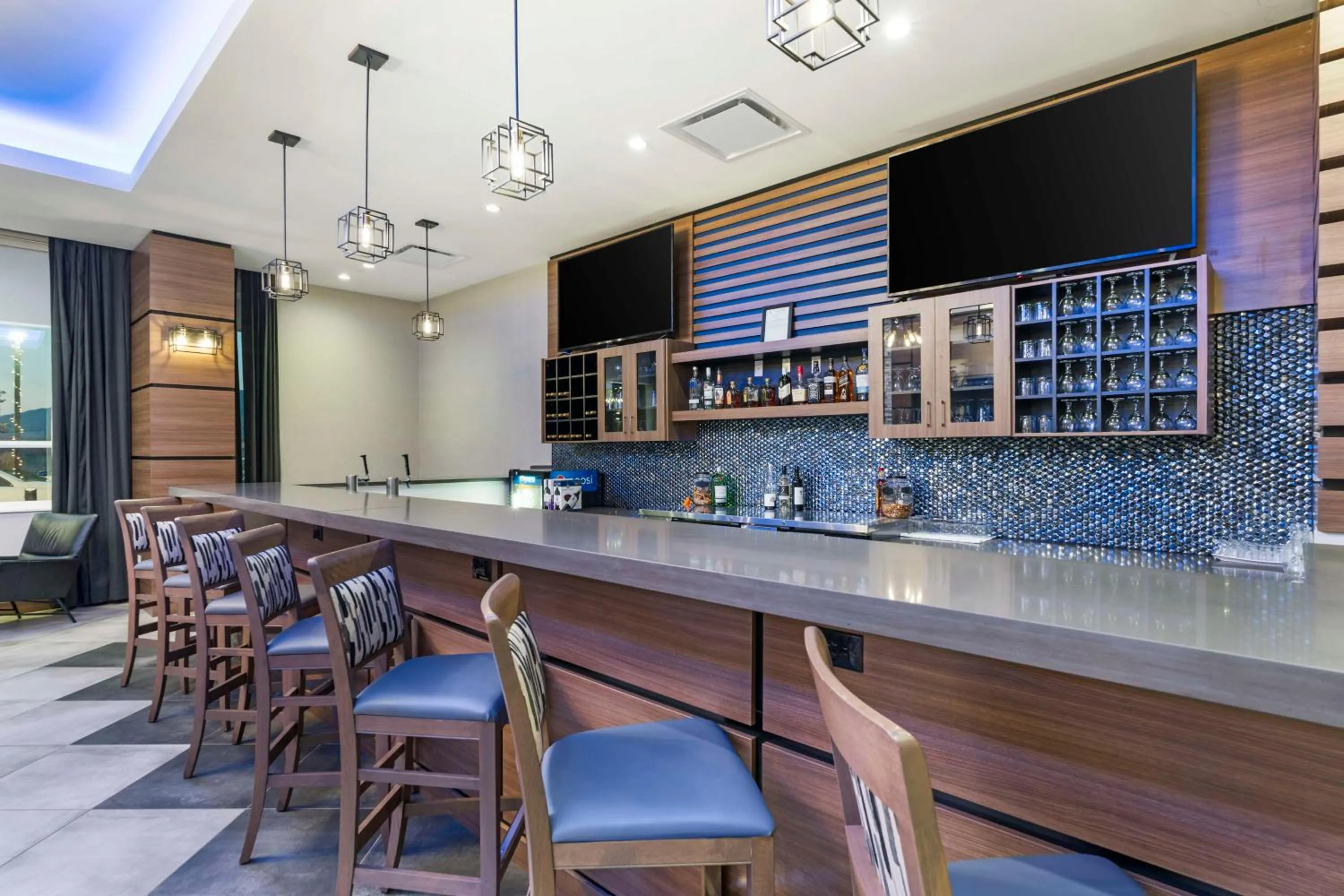 Lounge or bar in Best Western Premier Route 97 Vernon