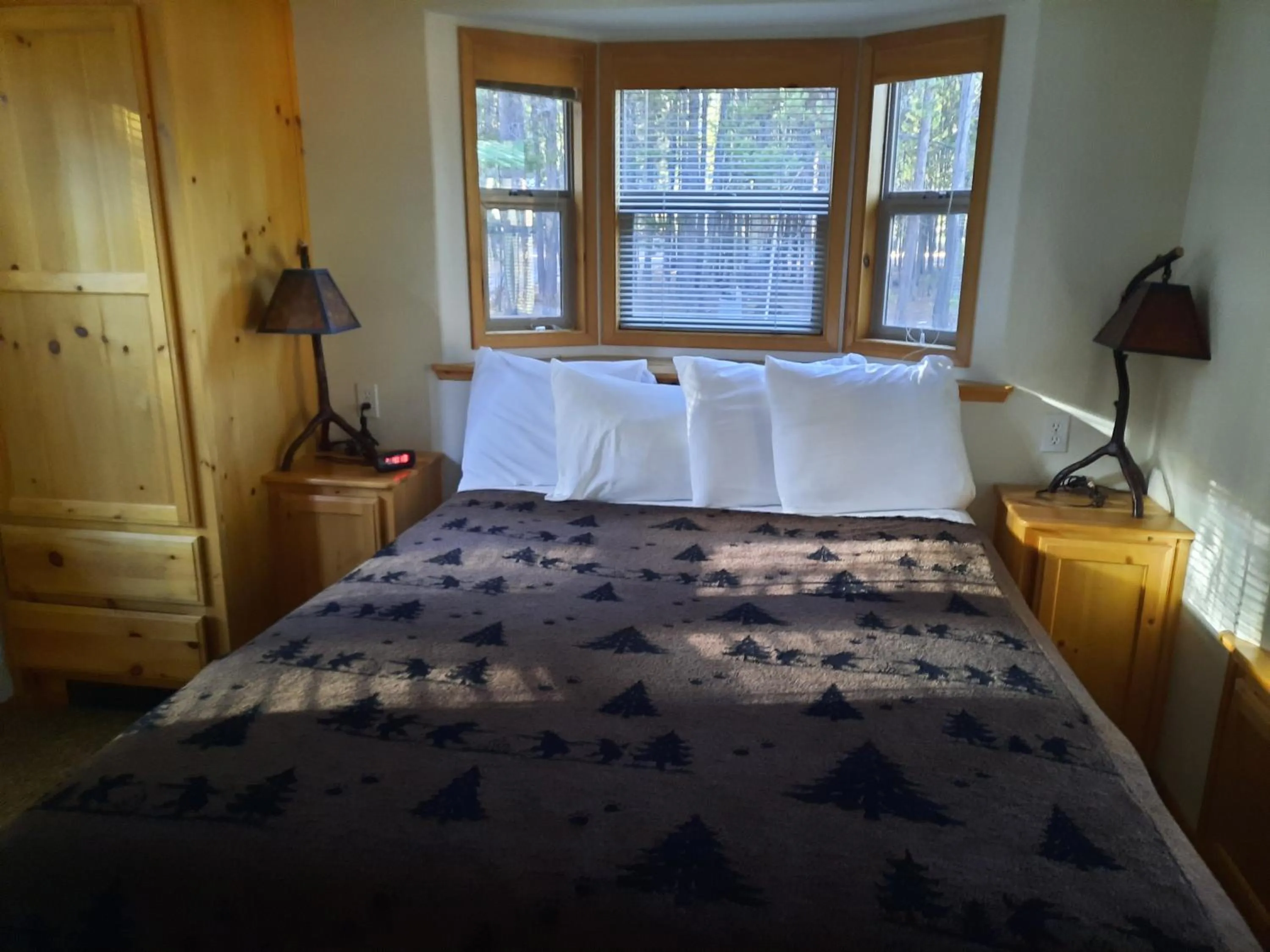 Bed in Willamette Pass Inn & Chalets