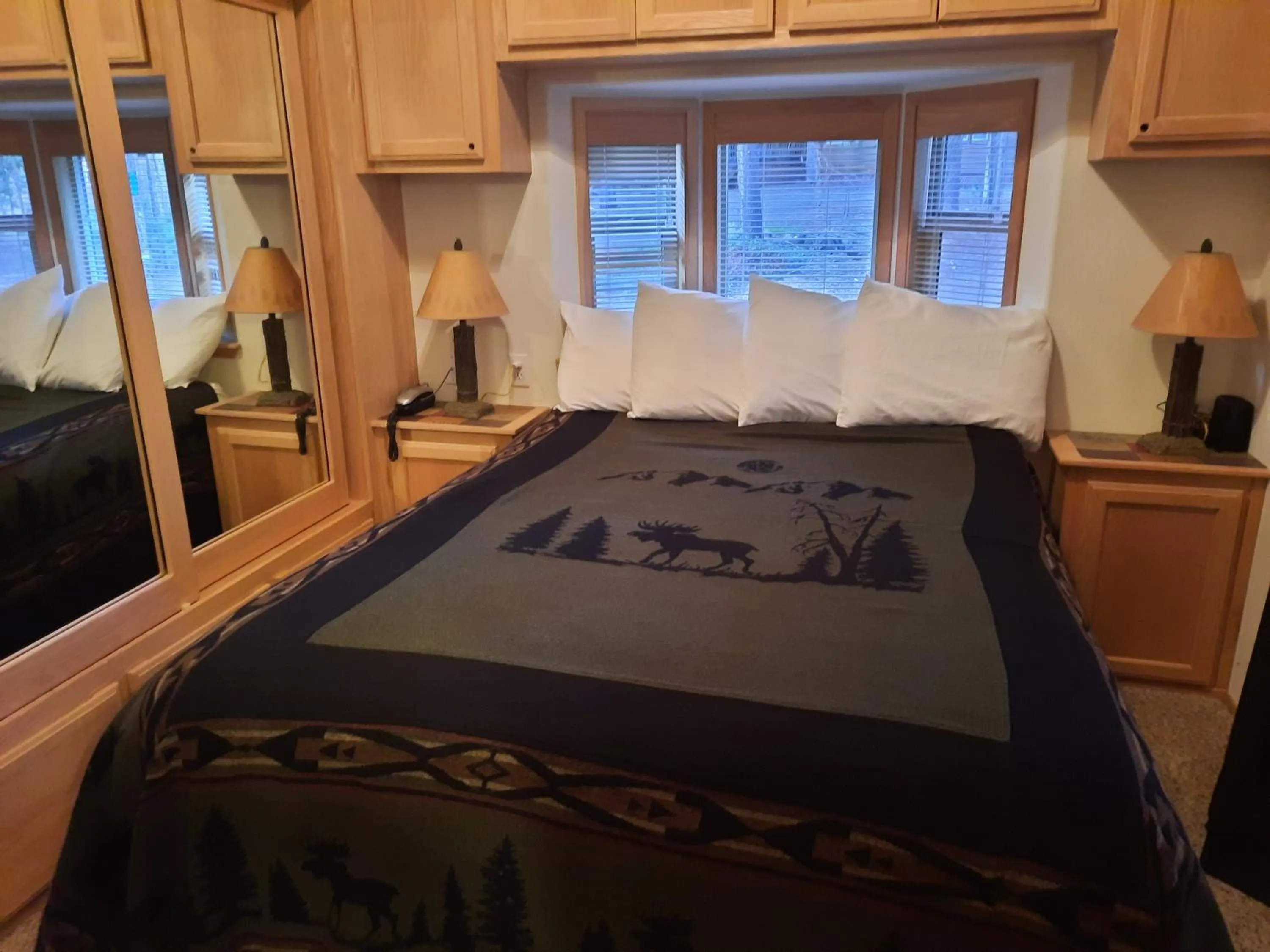 Bed in Willamette Pass Inn & Chalets