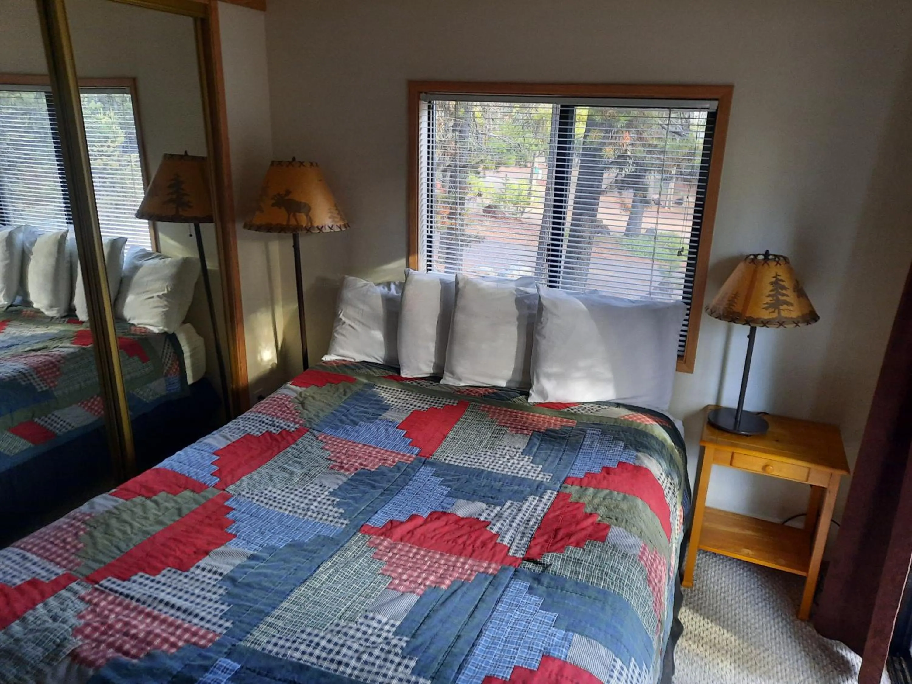 Bed in Willamette Pass Inn & Chalets