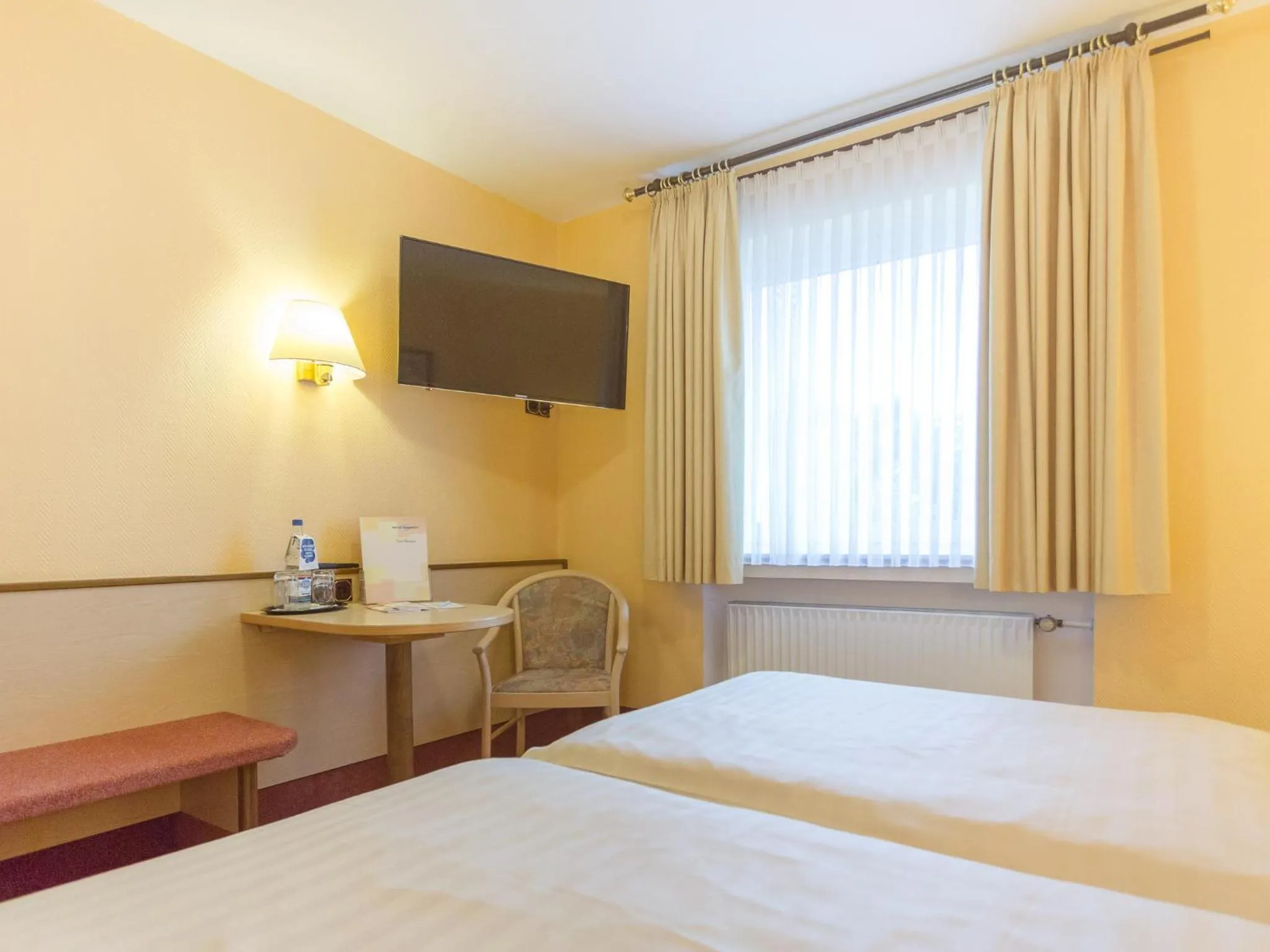 TV and multimedia, Bed in Stadt-gut-Hotel Siegboot