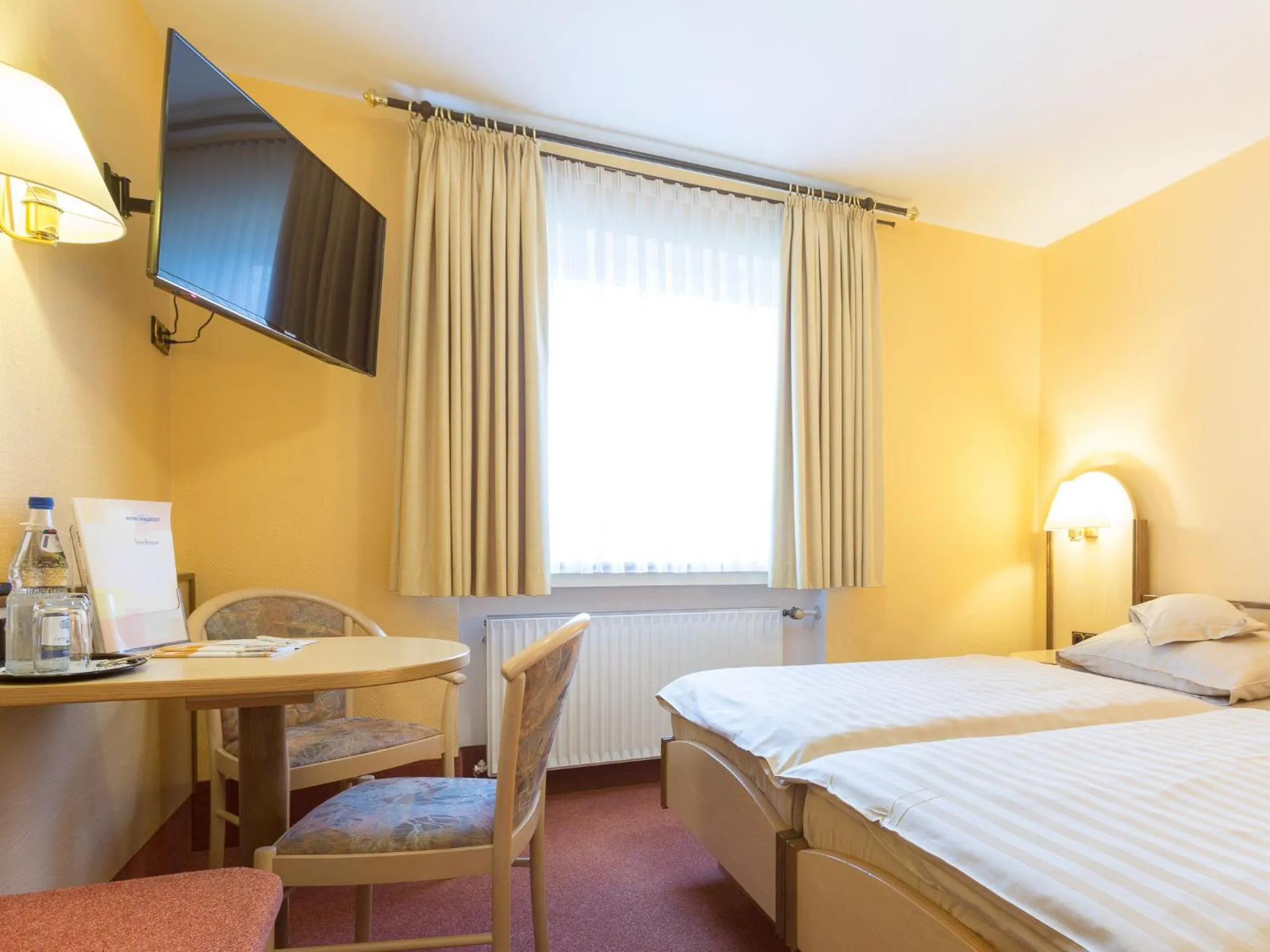 Bedroom, Bed in Stadt-gut-Hotel Siegboot