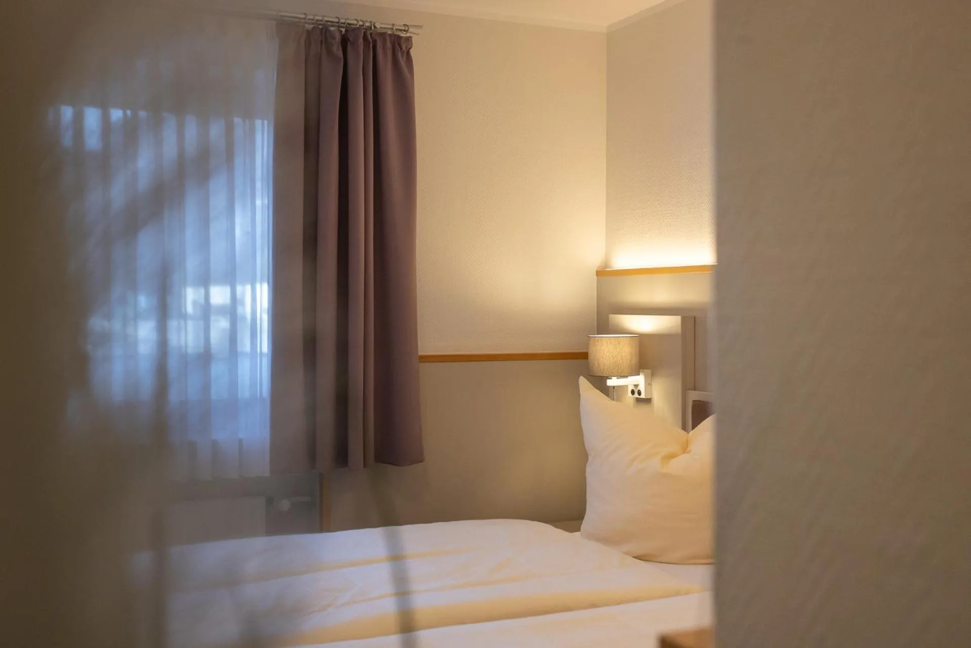 Photo of the whole room, Bed in Stadt-gut-Hotel Siegboot