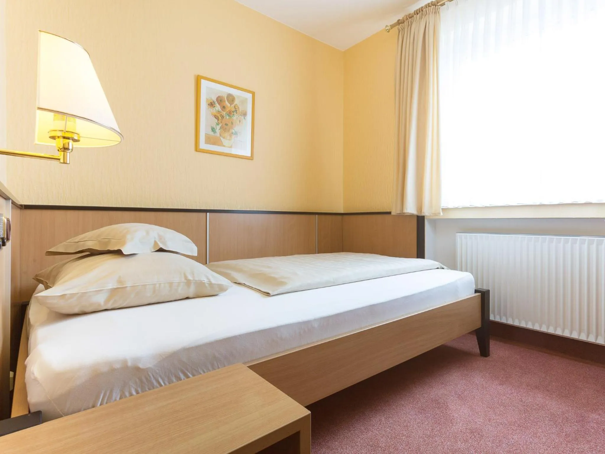 Bed in Stadt-gut-Hotel Siegboot