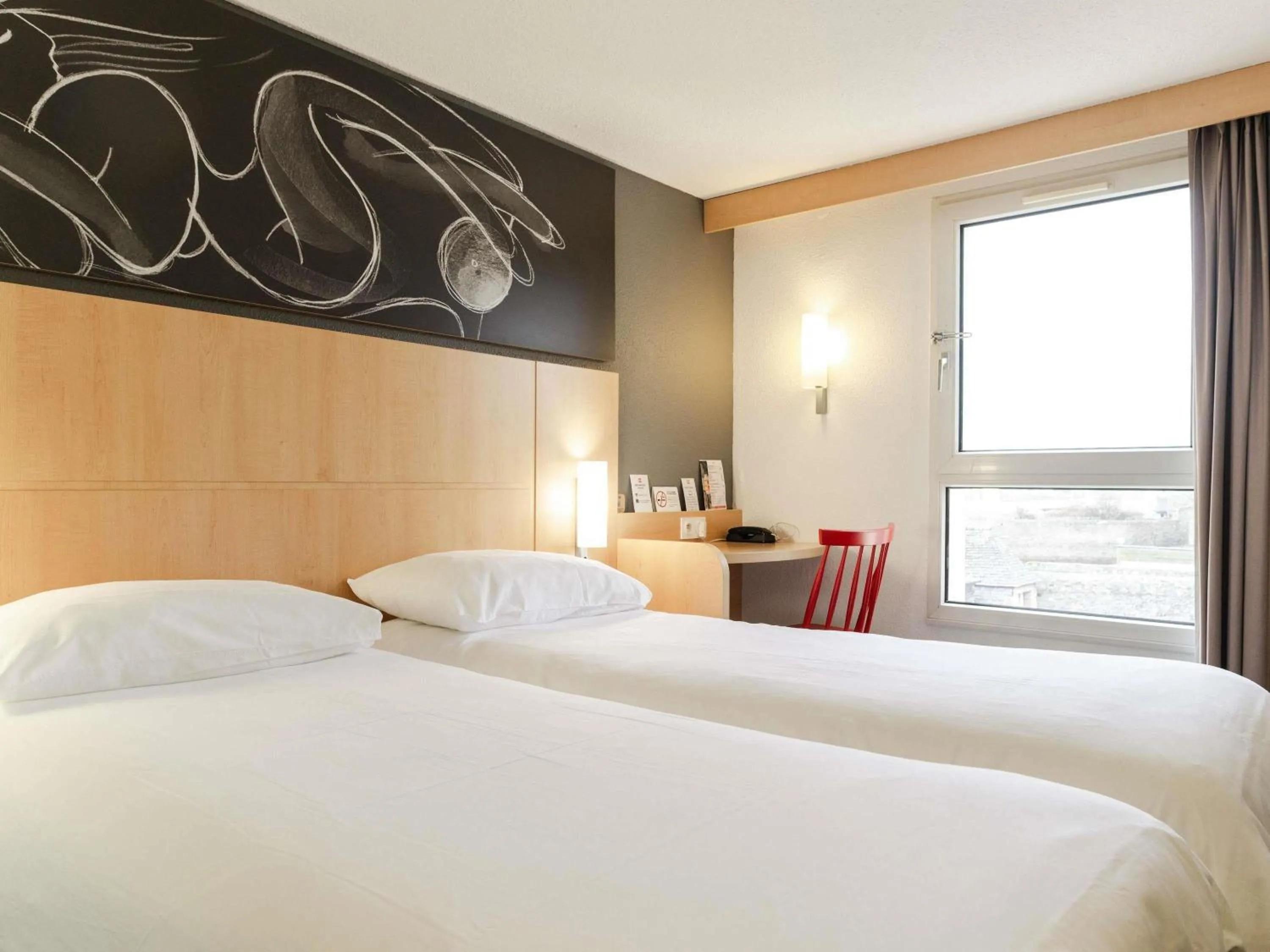Bedroom, Bed in Ibis Roscoff Bord de Mer