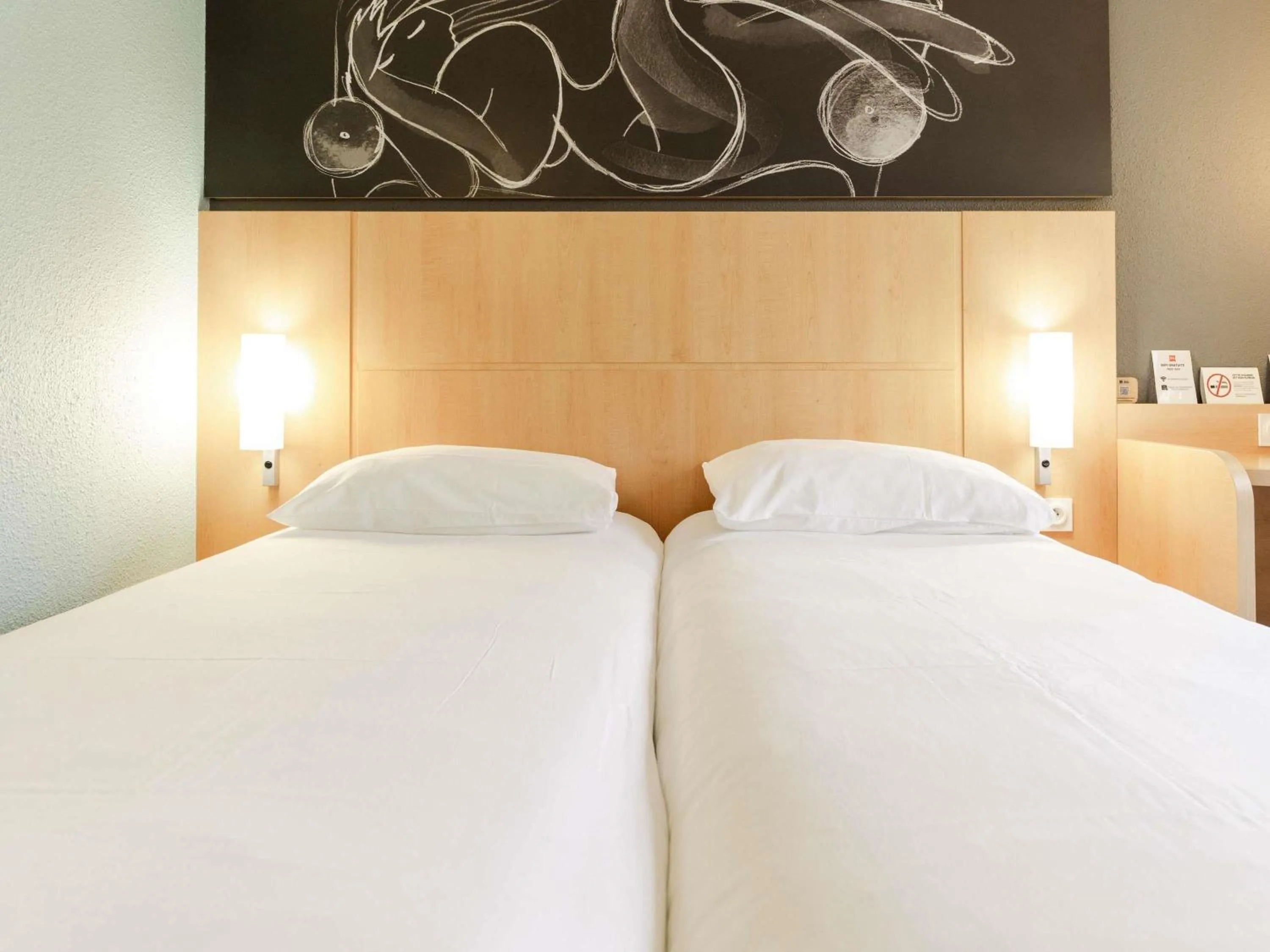 Bedroom, Bed in Ibis Roscoff Bord de Mer