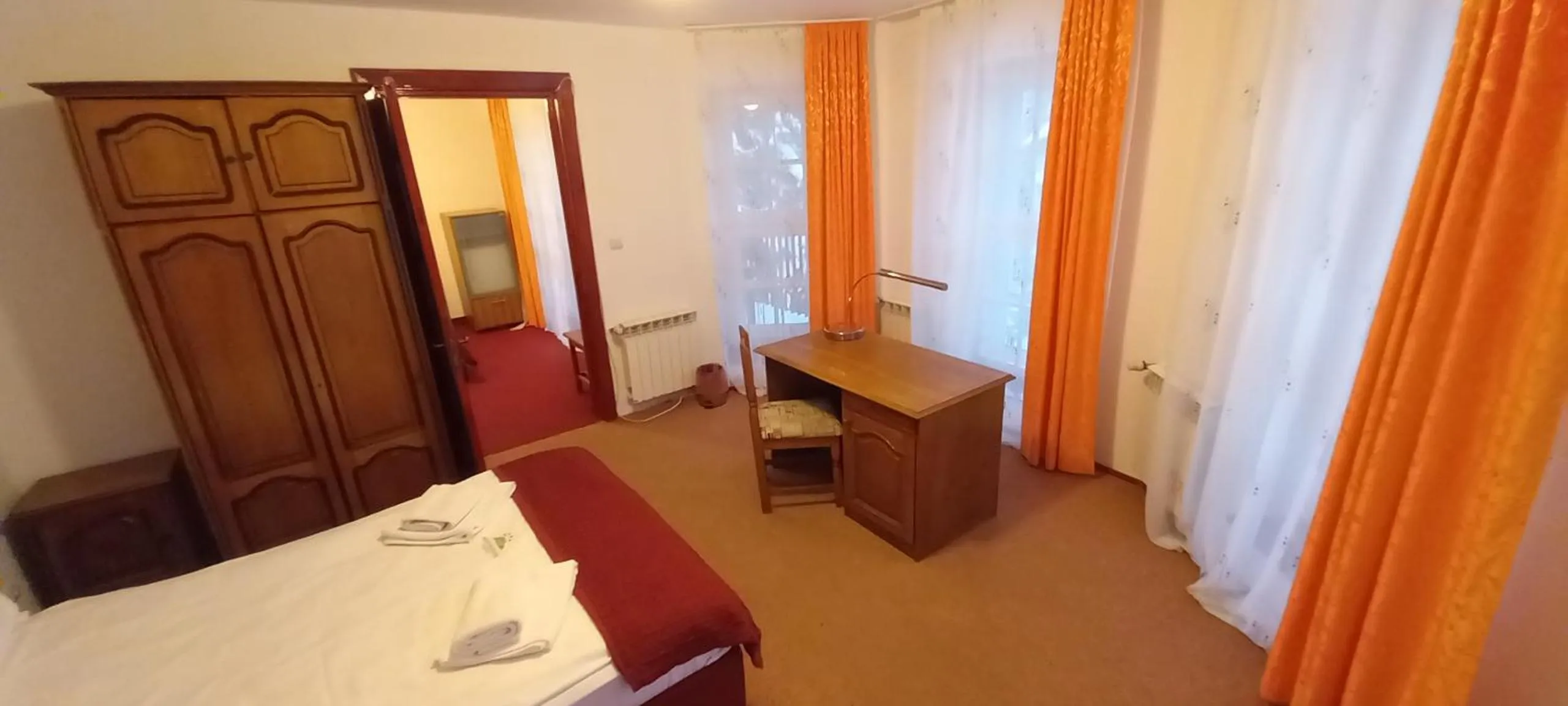 Communal lounge/ TV room, Bed in Mountain Breeze