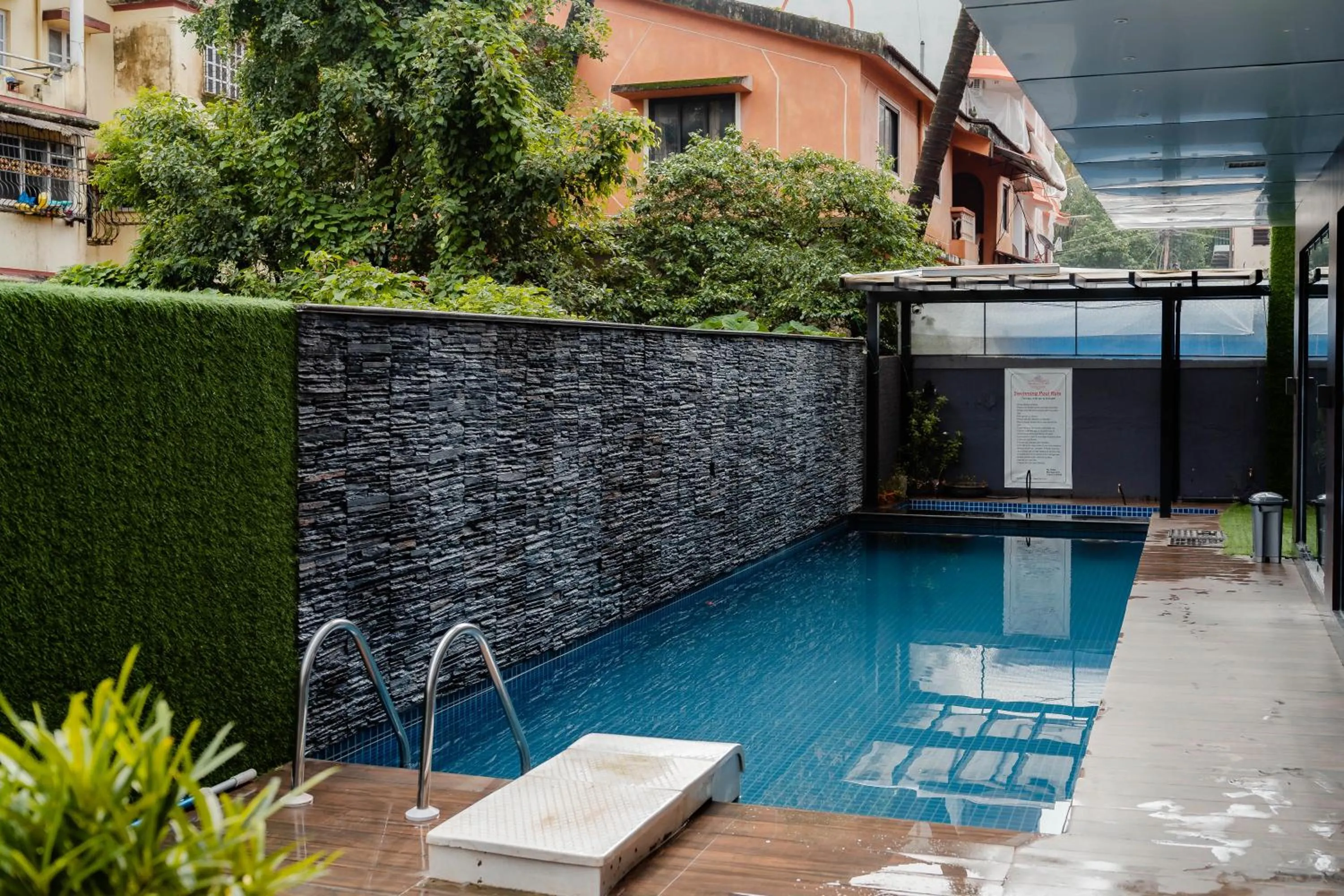 Swimming pool in Divan Clarks Inn Goa