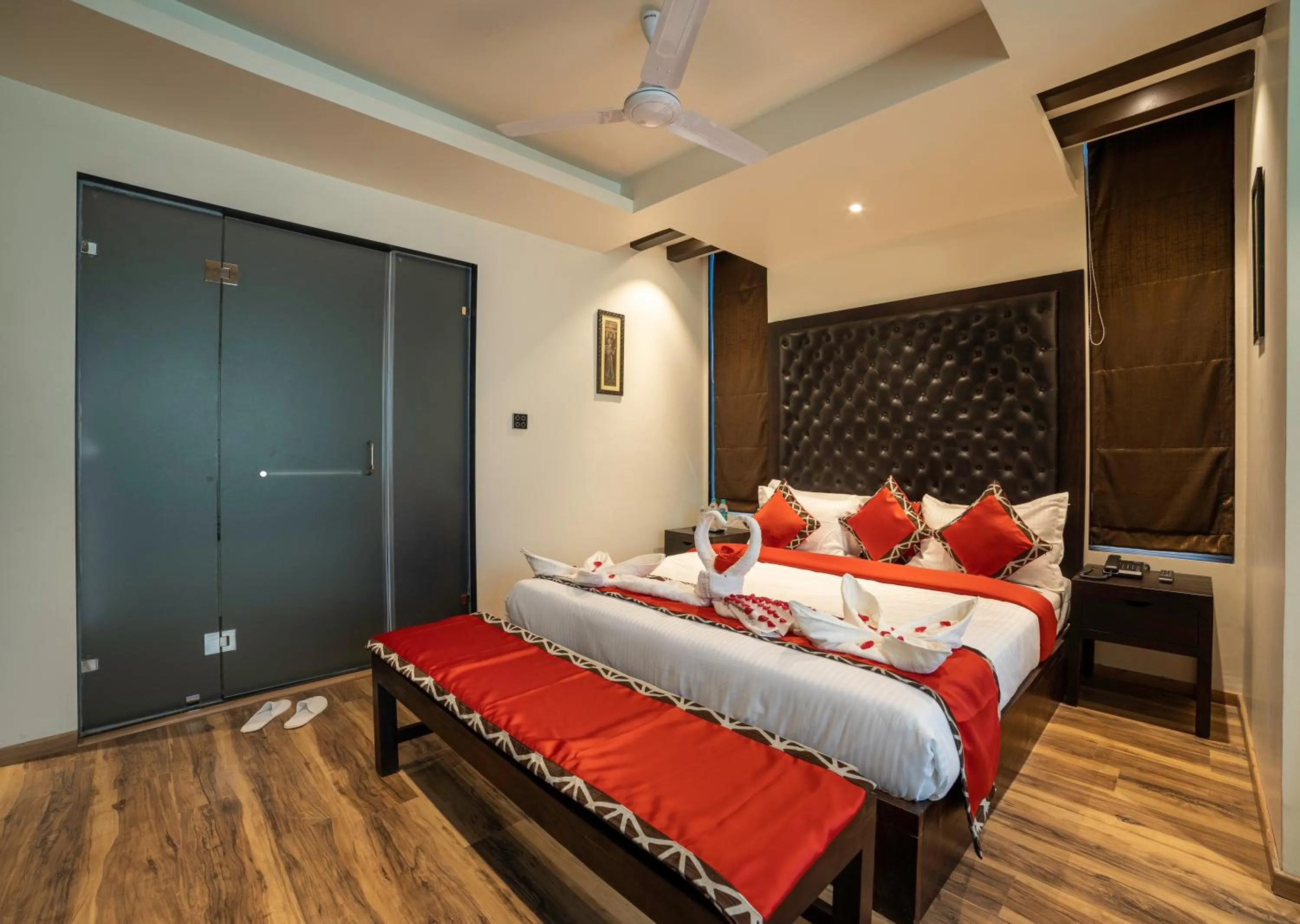 Bed in Divan Clarks Inn Goa