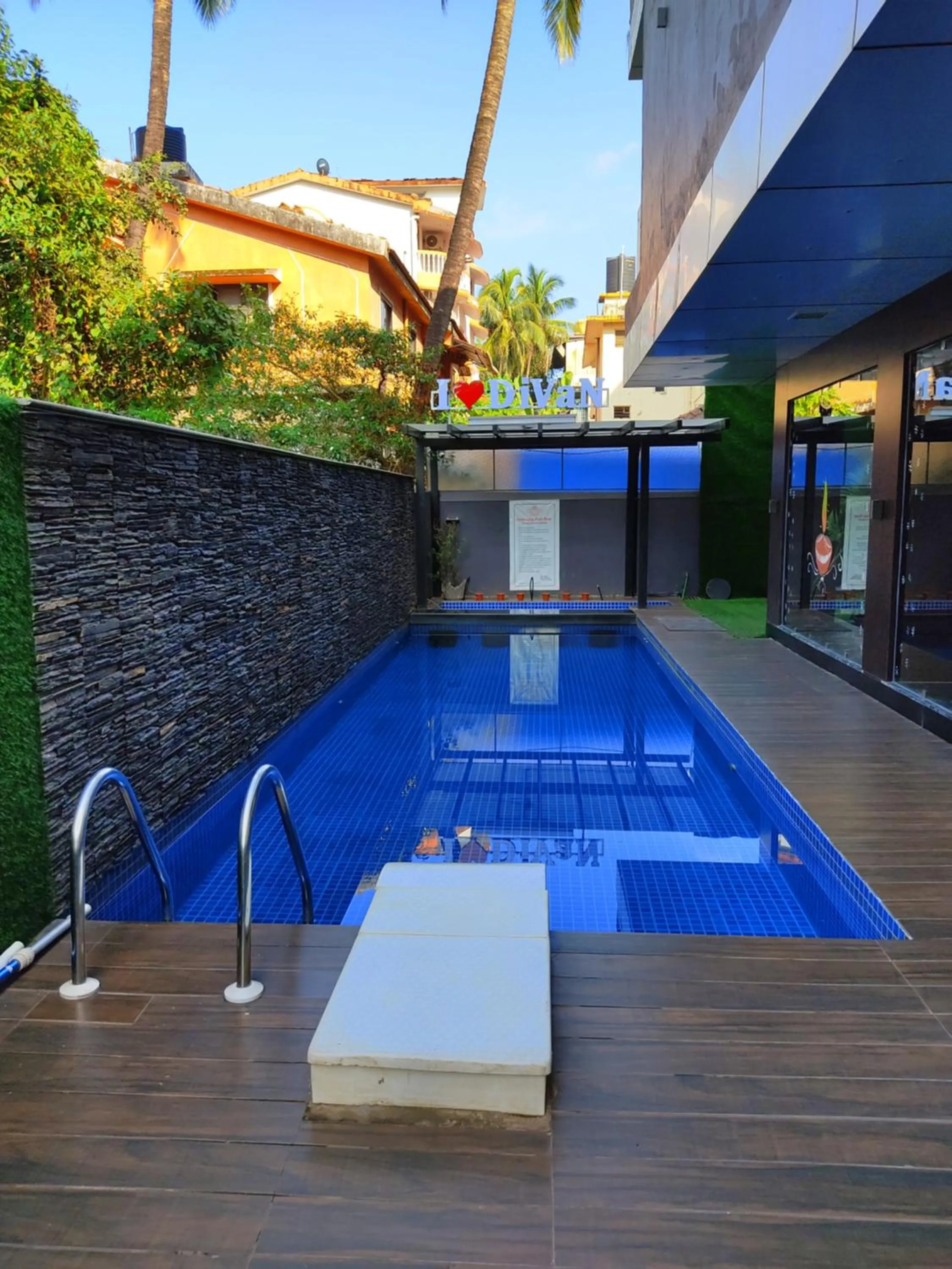 Swimming pool in Divan Clarks Inn Goa
