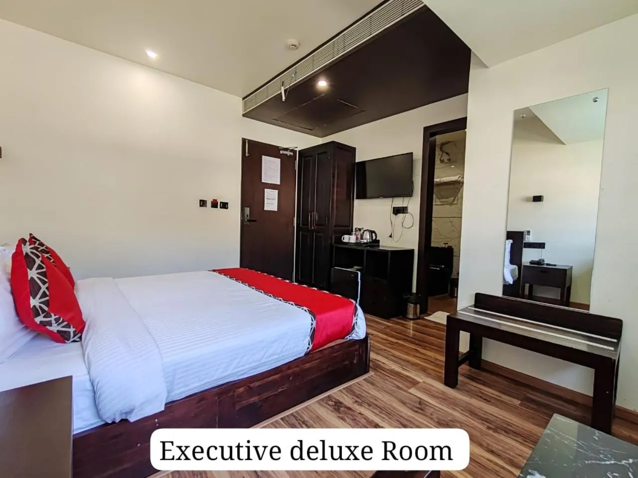 Bed in Divan Clarks Inn Goa