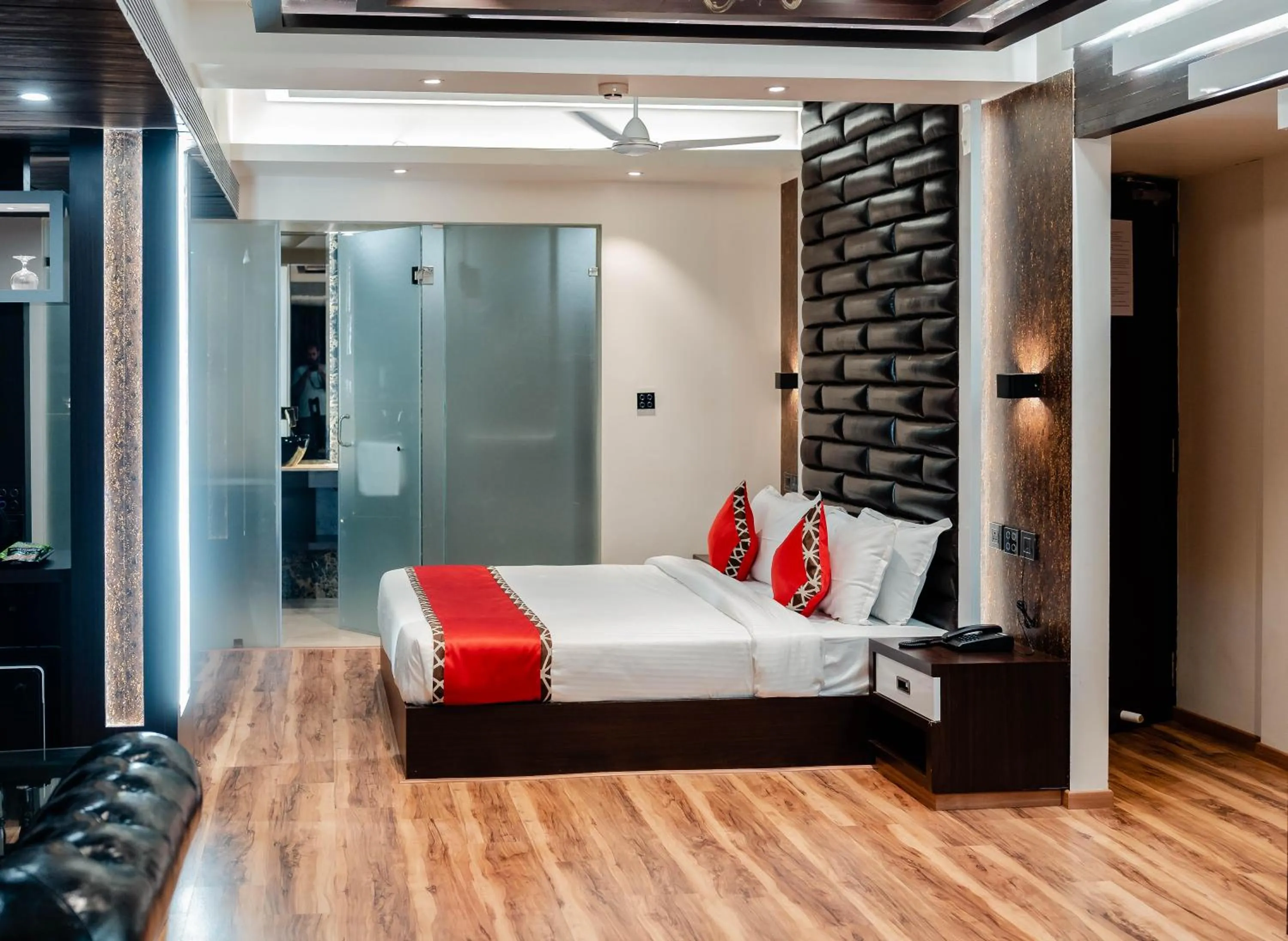 Photo of the whole room, Bed in Divan Clarks Inn Goa